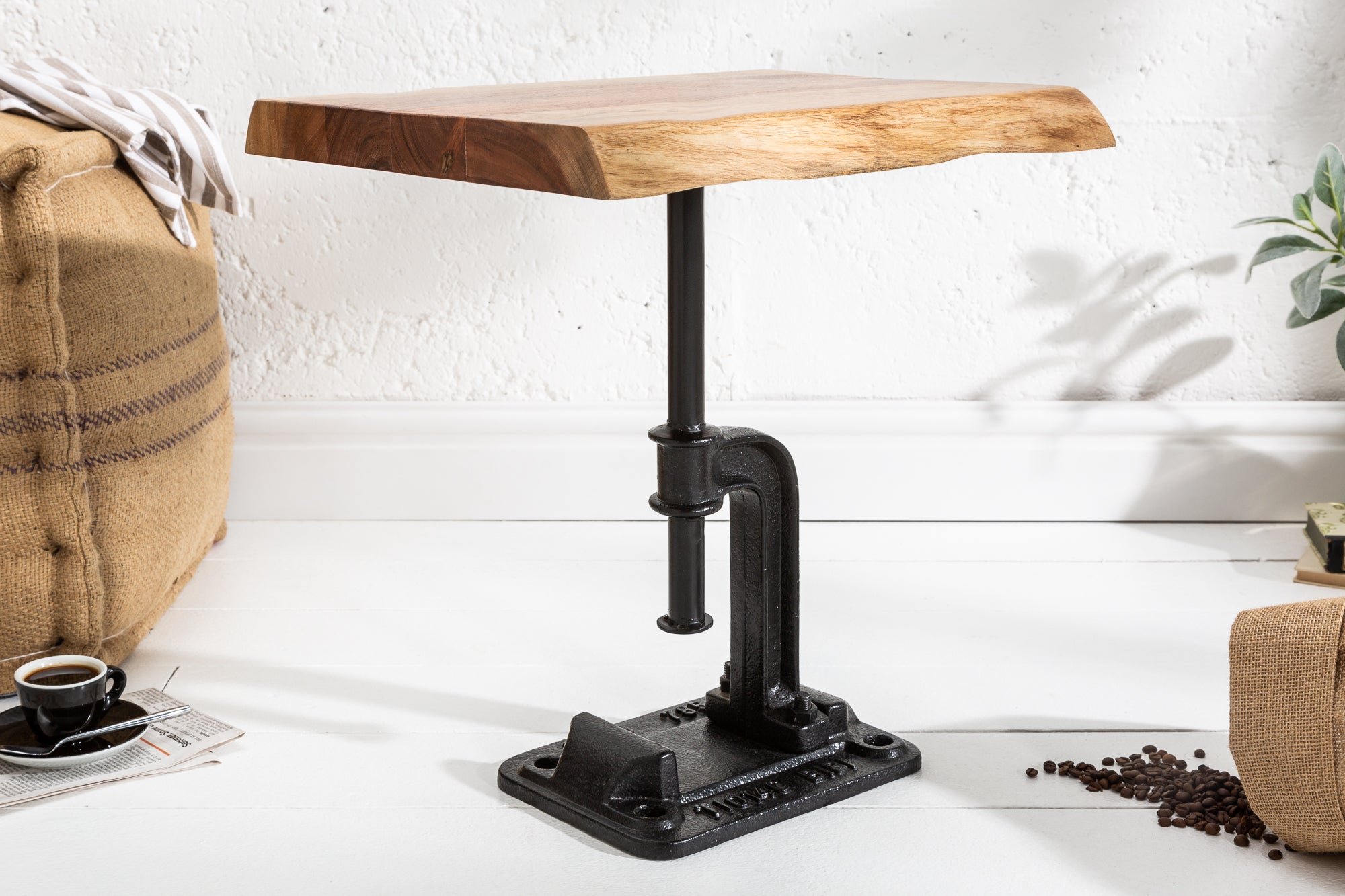 Authentic FACTORY Mesa auxiliar de 50cm en madera maciza de acacia con borde de árbol de diseño industrial
