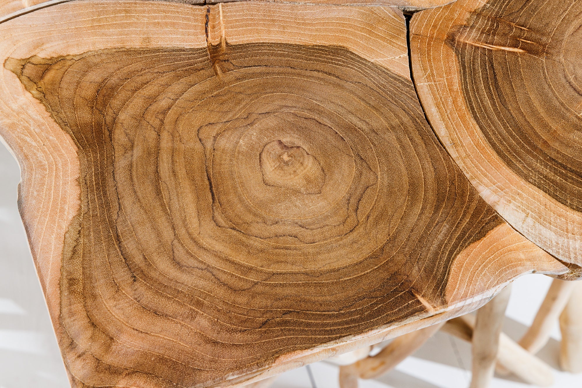DRIFTWOOD Mesa auxiliar cuadrada de 60 cm de madera maciza de teca natural con diseño de zancos