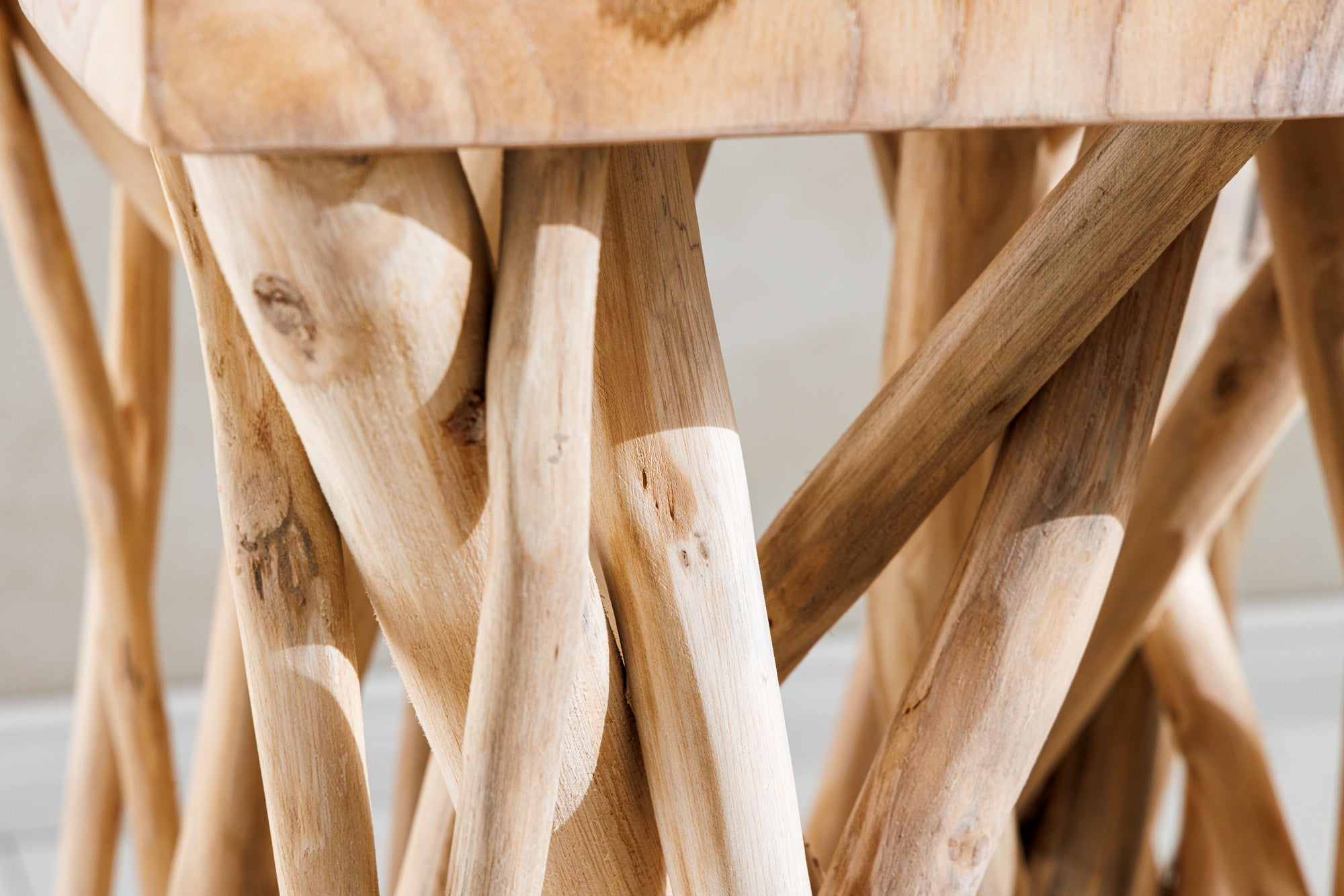 DRIFTWOOD Mesa auxiliar cuadrada de 60 cm de madera maciza de teca natural con diseño de zancos
