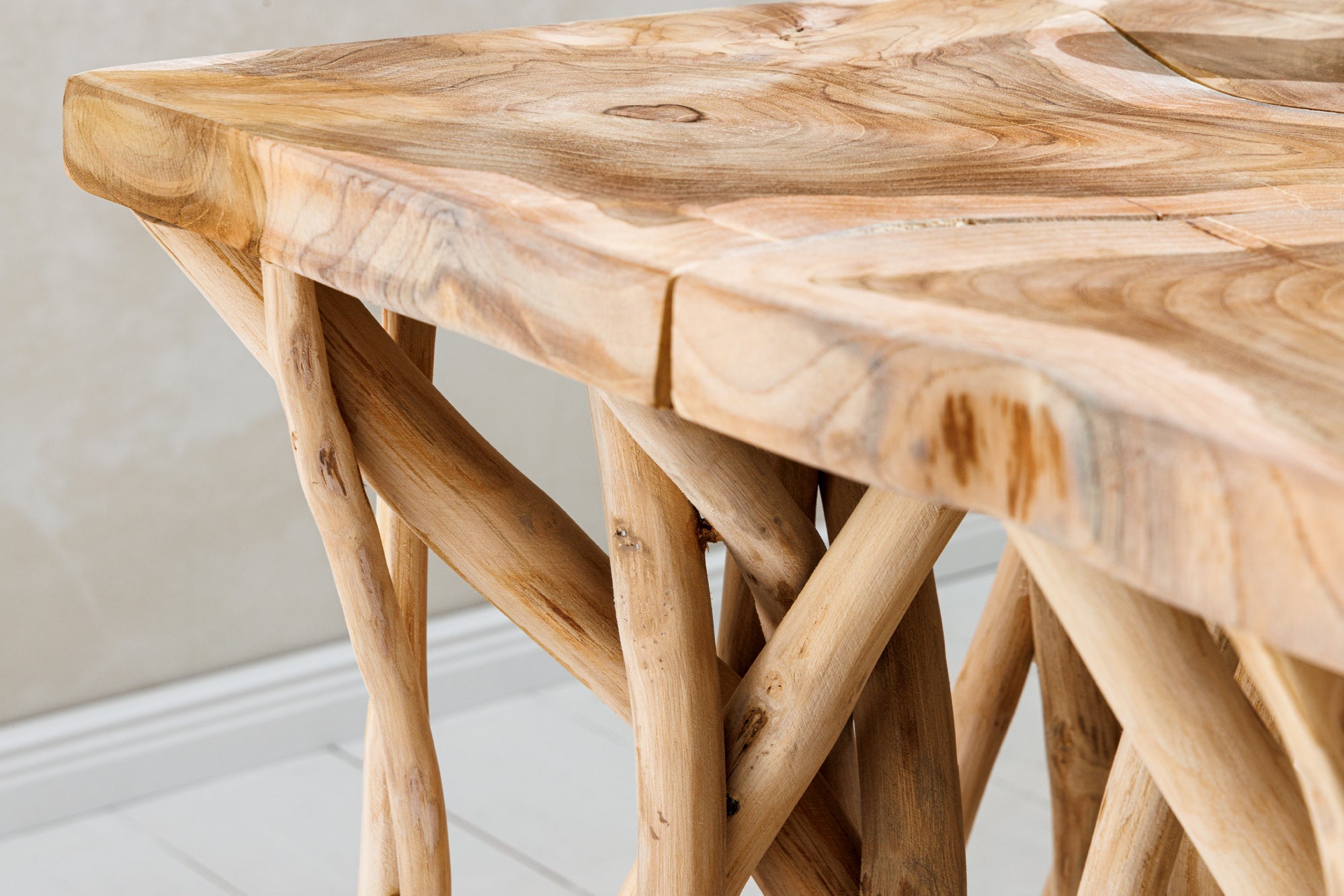 DRIFTWOOD Mesa auxiliar cuadrada de 60 cm de madera maciza de teca natural con diseño de zancos