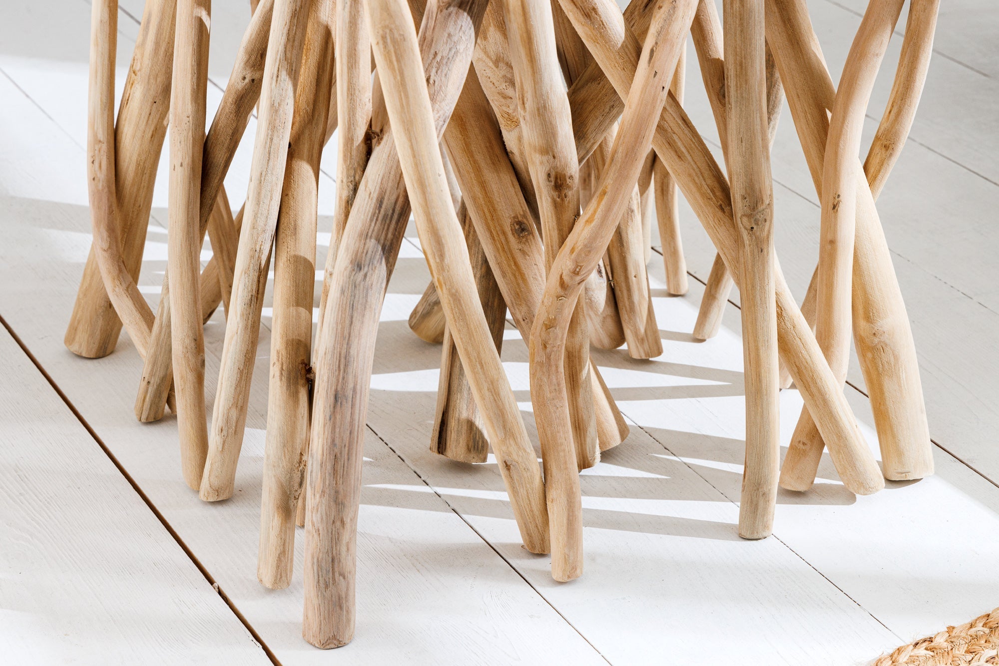DRIFTWOOD Mesa auxiliar cuadrada de 60 cm de madera maciza de teca natural con diseño de zancos