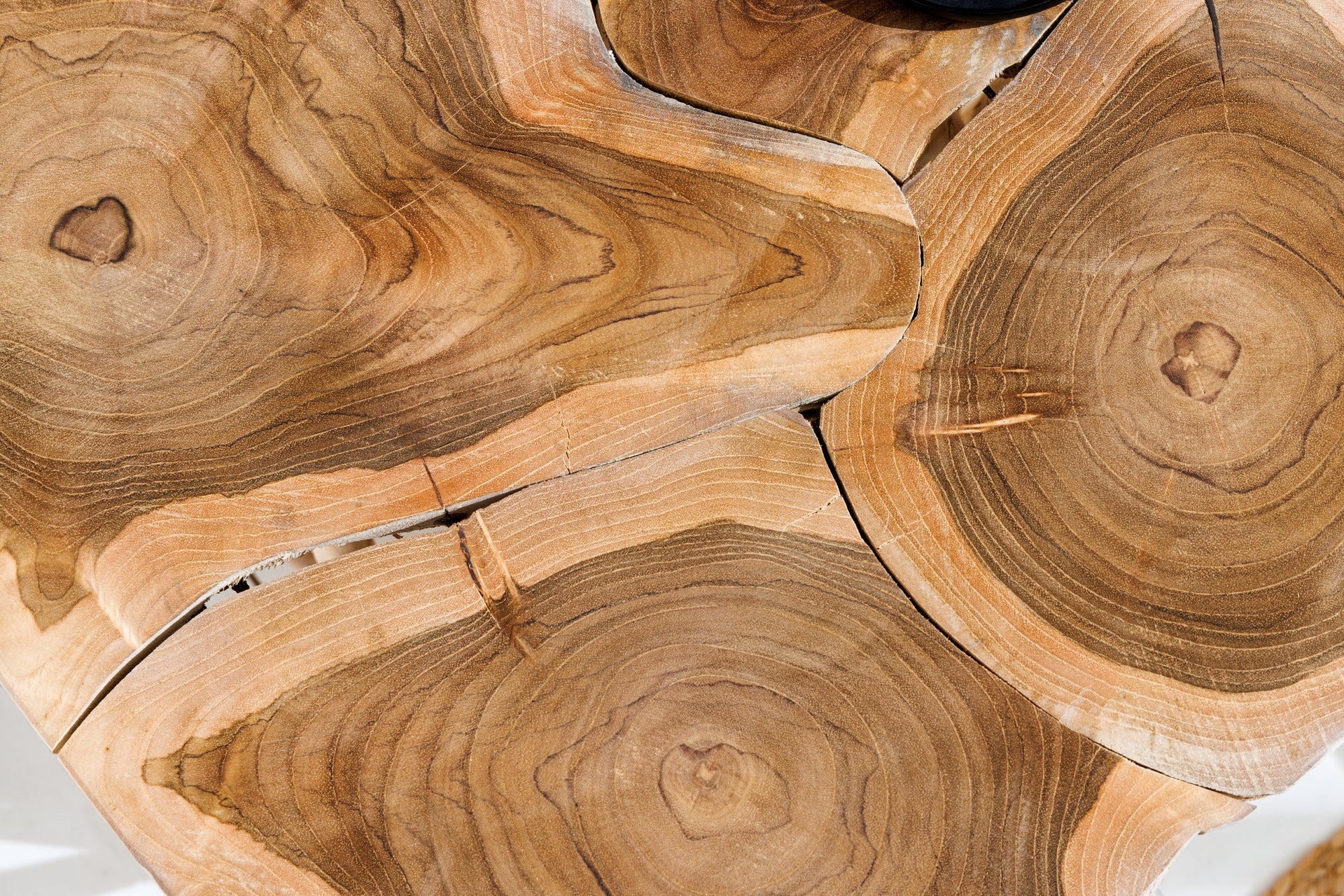 DRIFTWOOD Mesa auxiliar cuadrada de 60 cm de madera maciza de teca natural con diseño de zancos