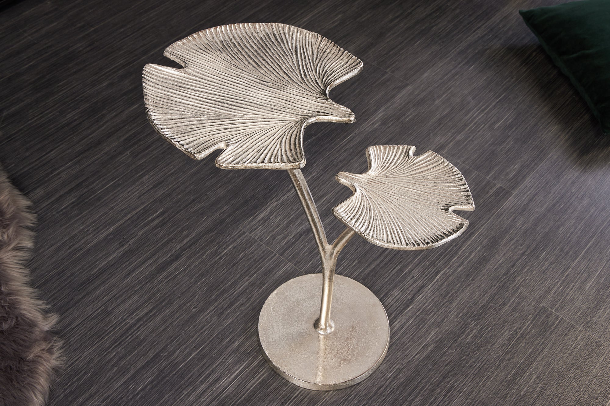 GINKGO LEAVES Mesa auxiliar decorativa de 50 cm en metal plateado artesanal
