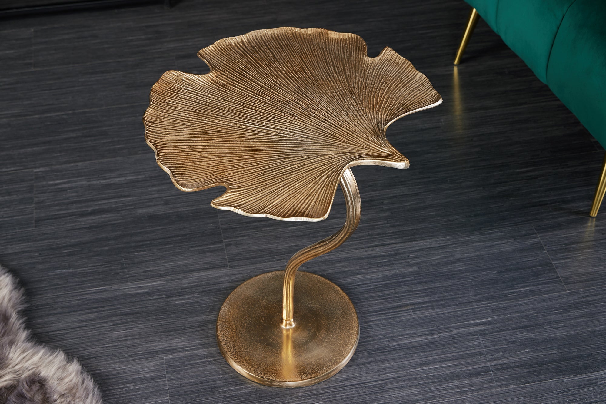 GINKGO HOJA mesa auxiliar decorativa 55cm hecha a mano en metal dorado