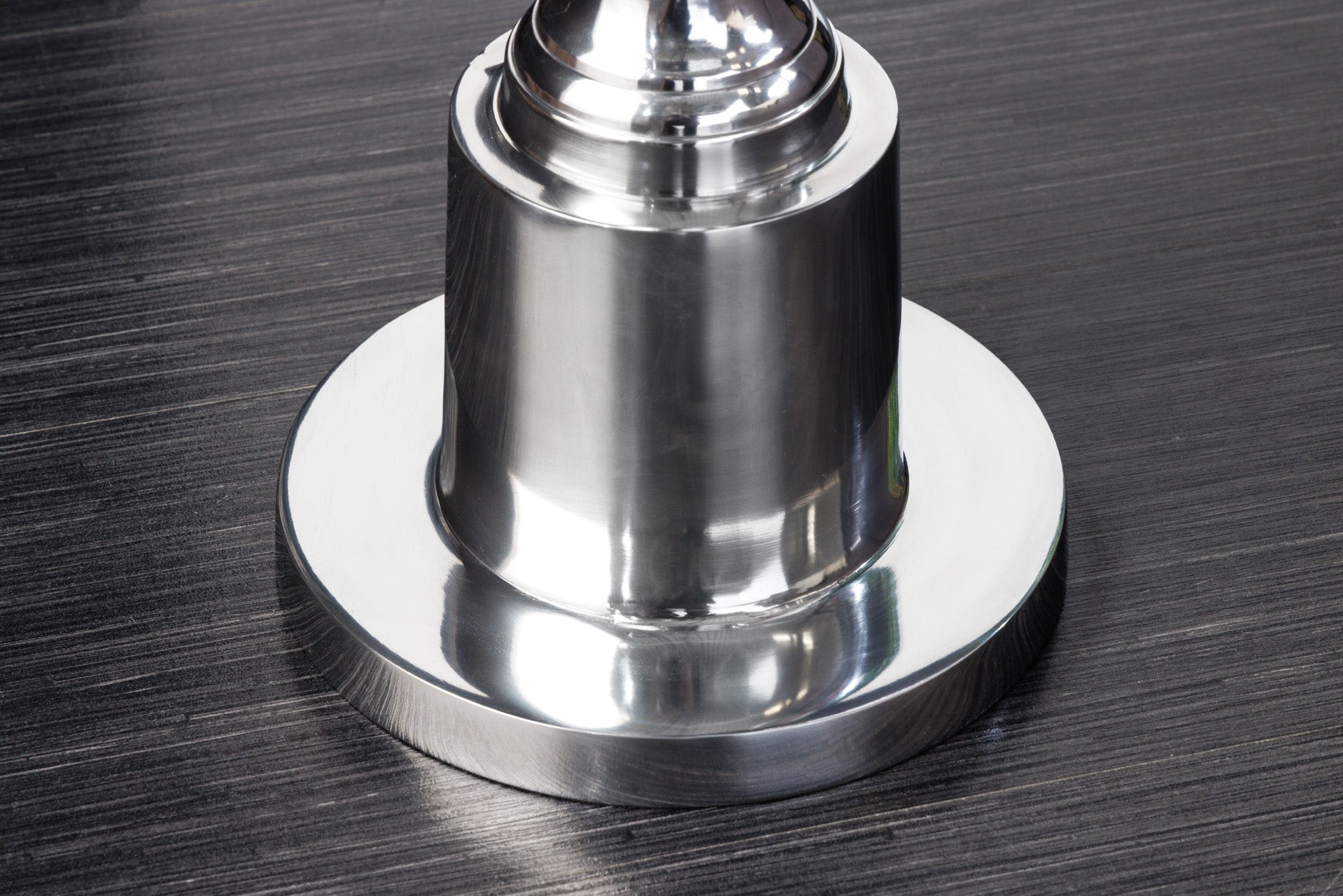 Mesa auxiliar de diseño ABSTRACT 45cm metal plateado cromado tapa redonda de cristal hecha a mano