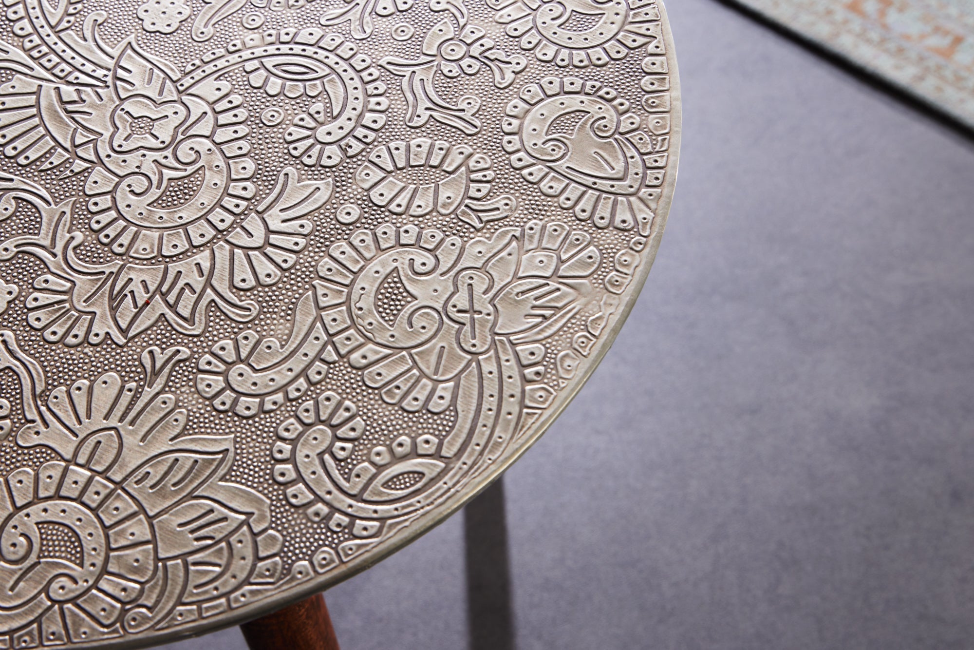 Table d’appoint design ALCAZAR 50cm métal argenté antique bois de manguier fait main ronde
