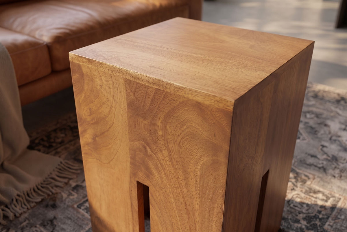 Table d’appoint design CASTLE 45cm finition miel marron en bois de manguier massif fait main