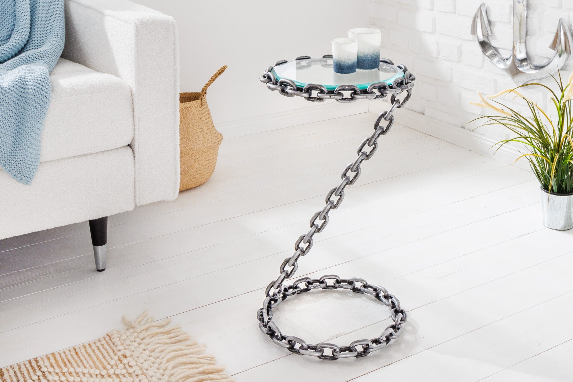 CHAINS Mesa auxiliar de metal plateado de 35 cm hecha a mano, tapa redonda de cristal, marco de cadena