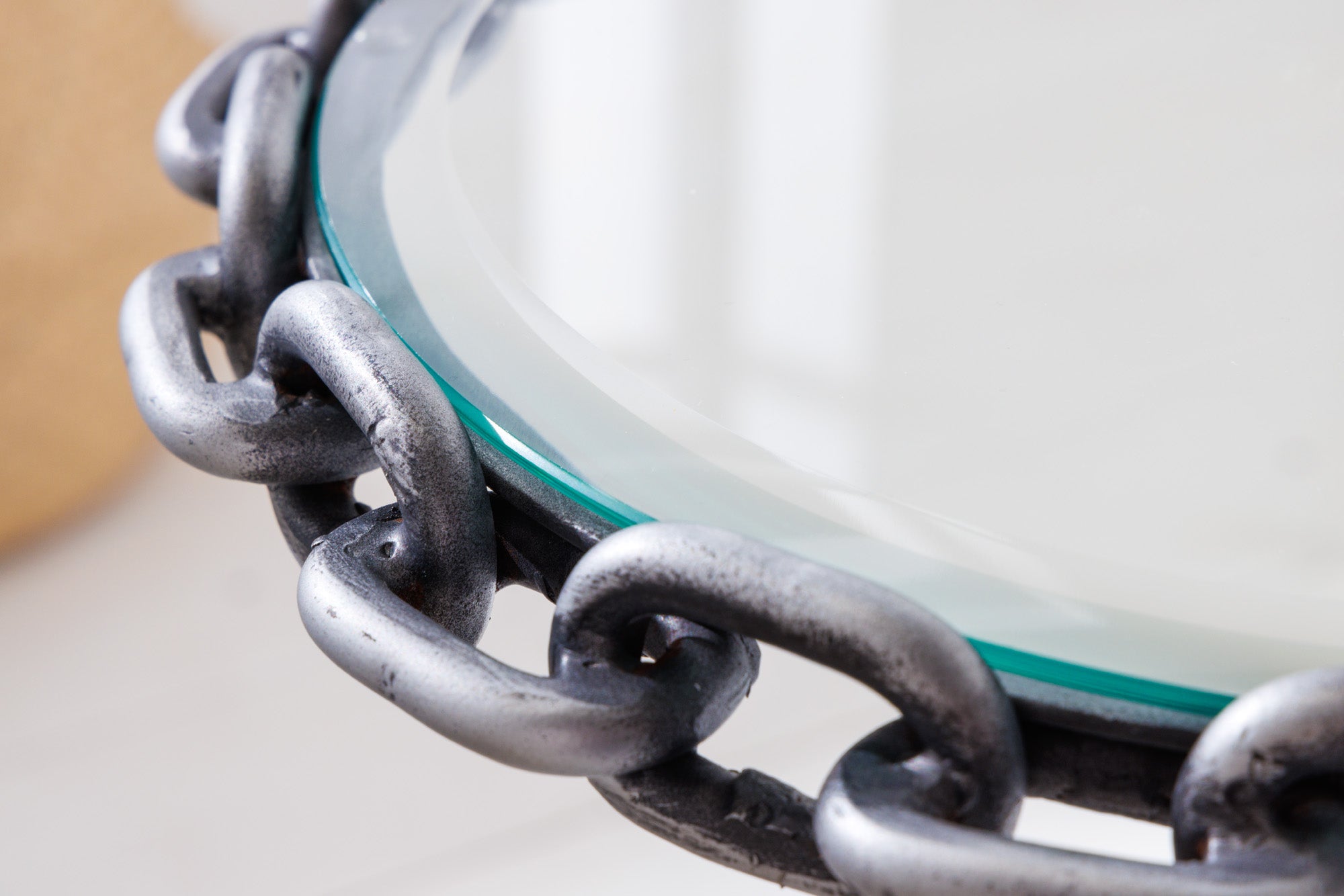 CHAINS Mesa auxiliar de metal plateado de 35 cm hecha a mano, tapa redonda de cristal, marco de cadena