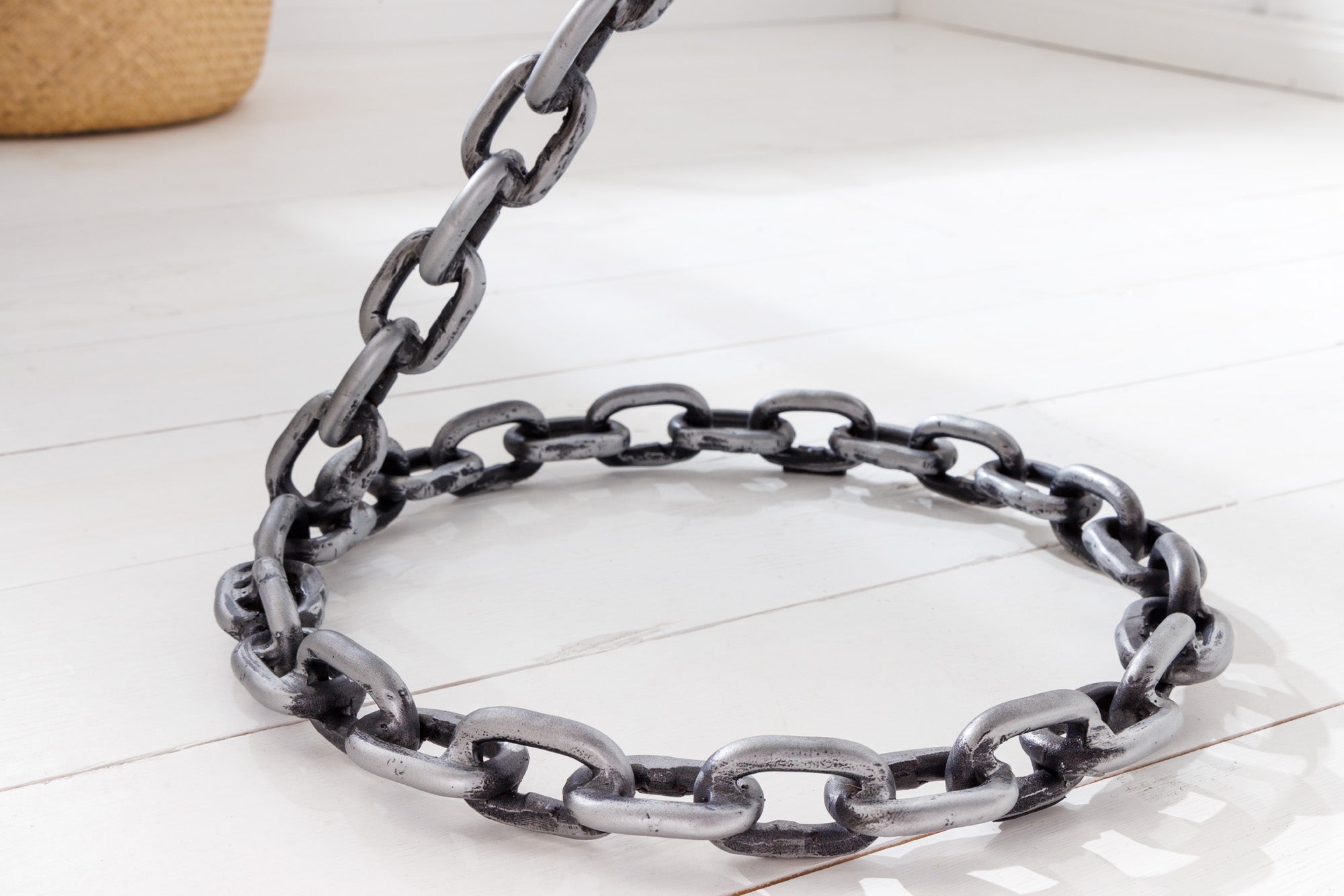 CHAINS Mesa auxiliar de metal plateado de 35 cm hecha a mano, tapa redonda de cristal, marco de cadena