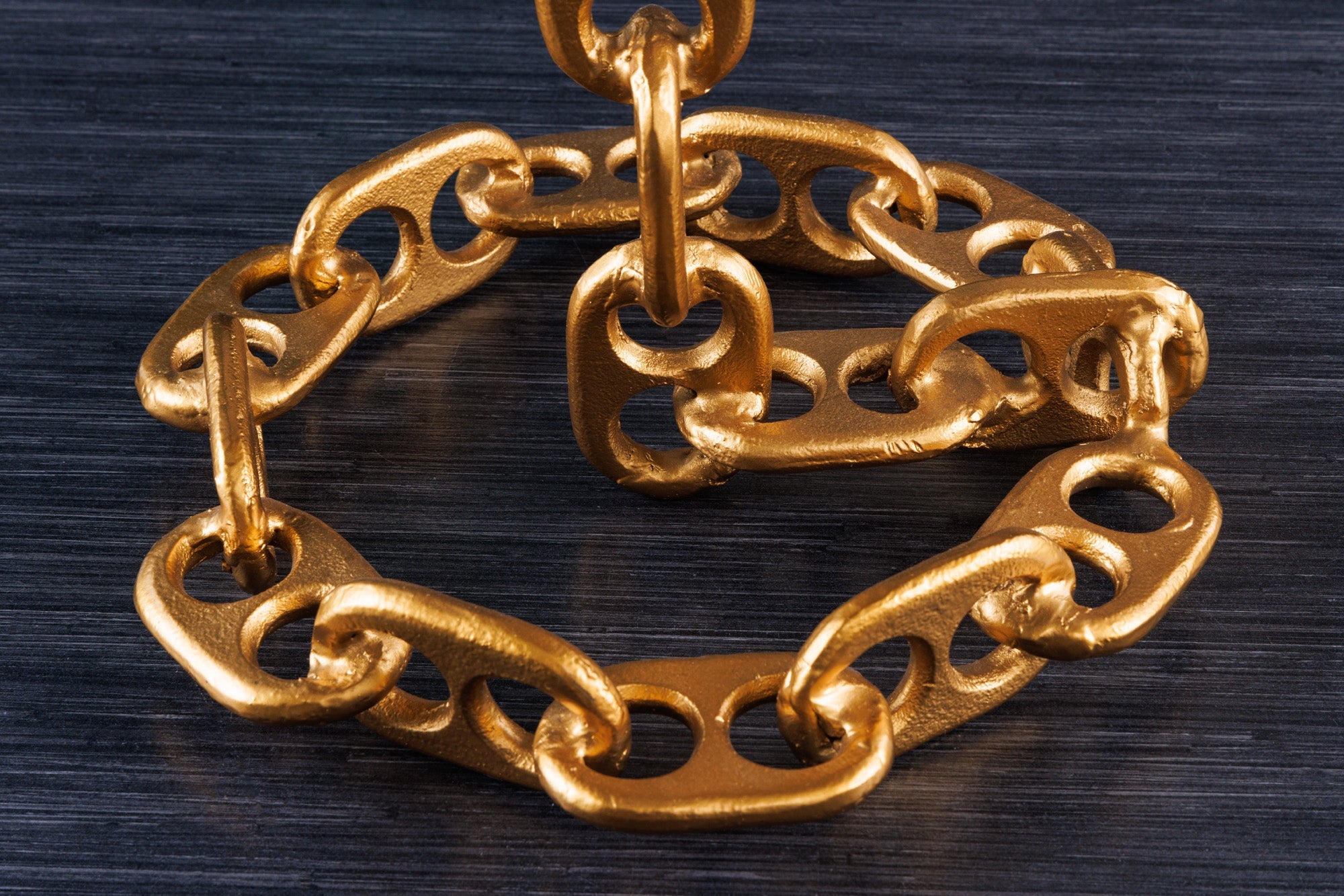 CHAINS mesa auxiliar de diseño 55cm en madera de mango dorada, marco de cadena de metal redondo macizo hecho a mano