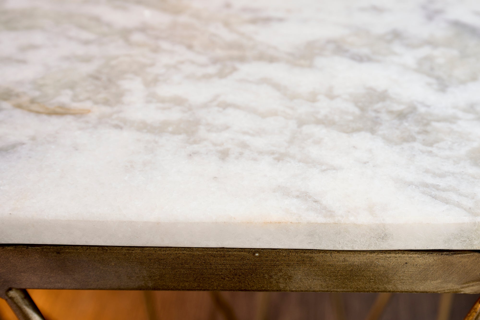 Mesa auxiliar de diseño DIAMOND 50cm mármol blanco latón metal