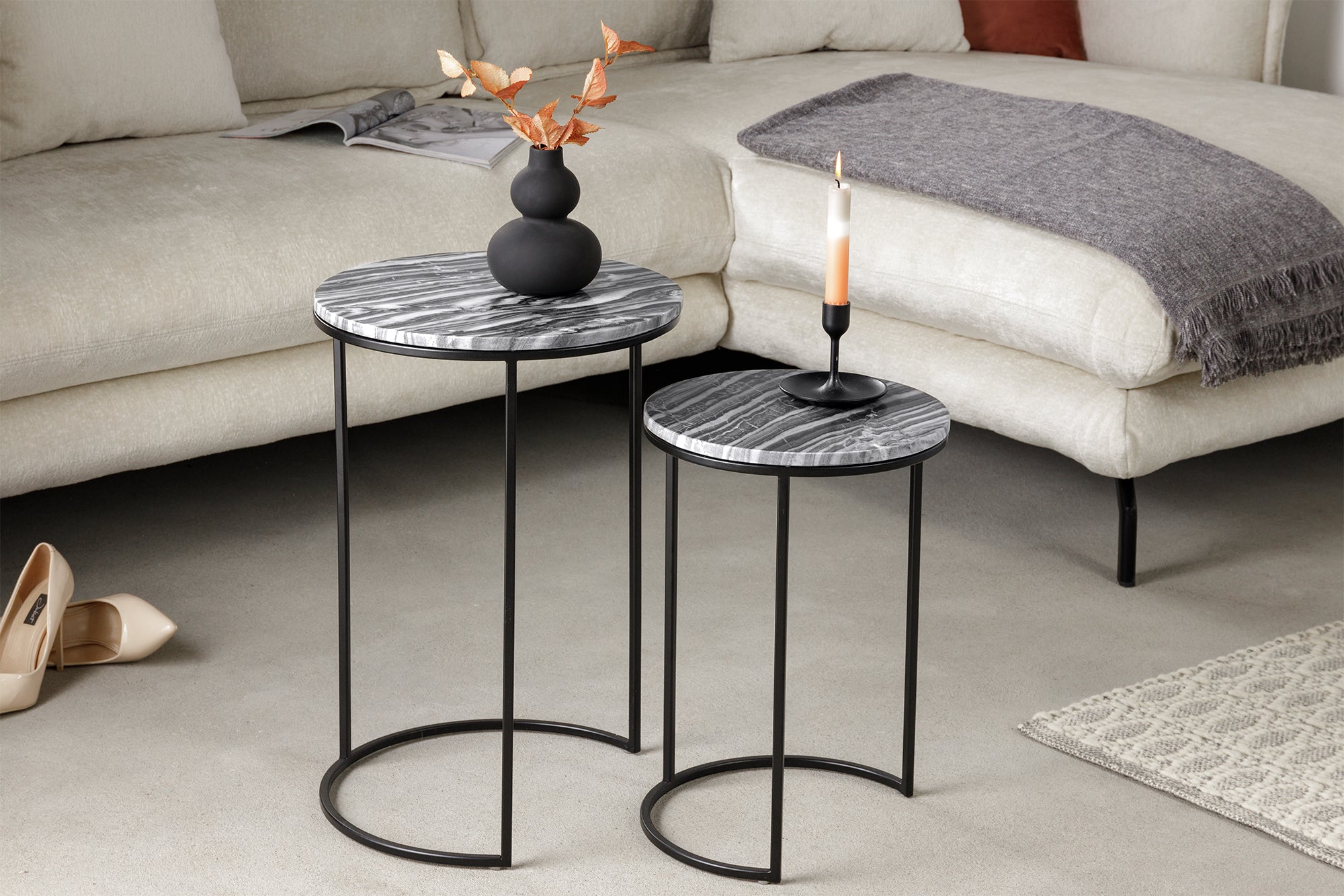 ELEMENTS mesa auxiliar de diseño, set de 2, 40 cm, mármol gris, marco negro, redonda