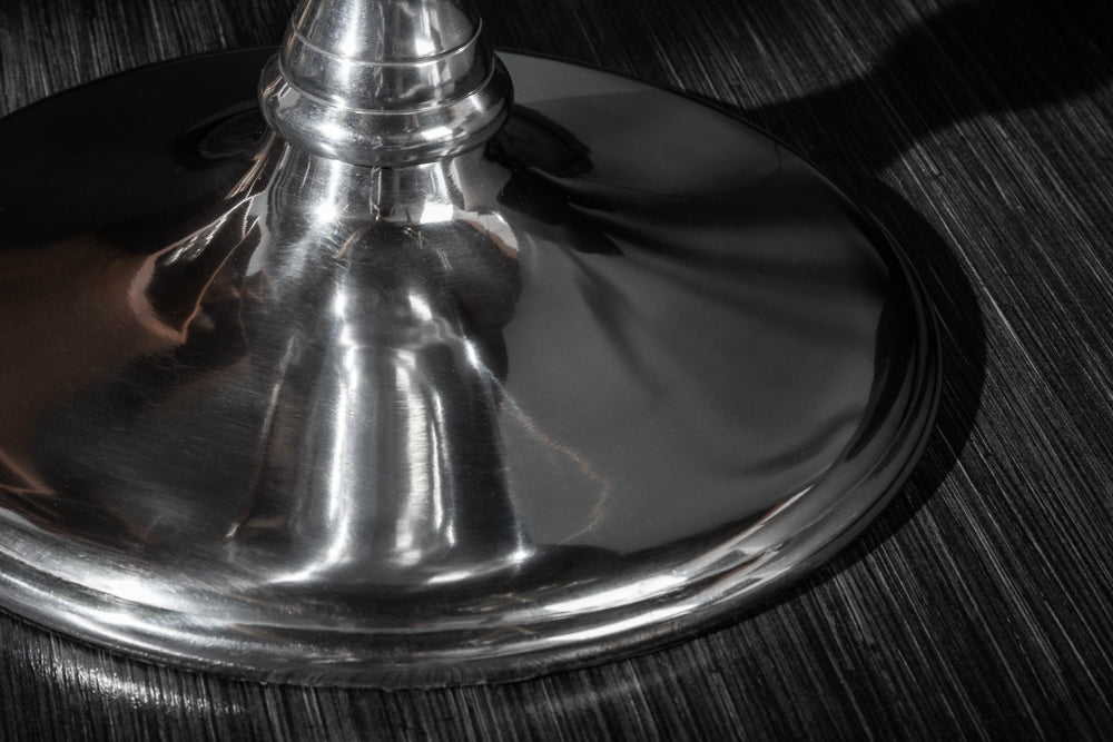 Table d’appoint design EXTRAVAGANCIA 60cm en manguier massif pied colonne métal rond argent