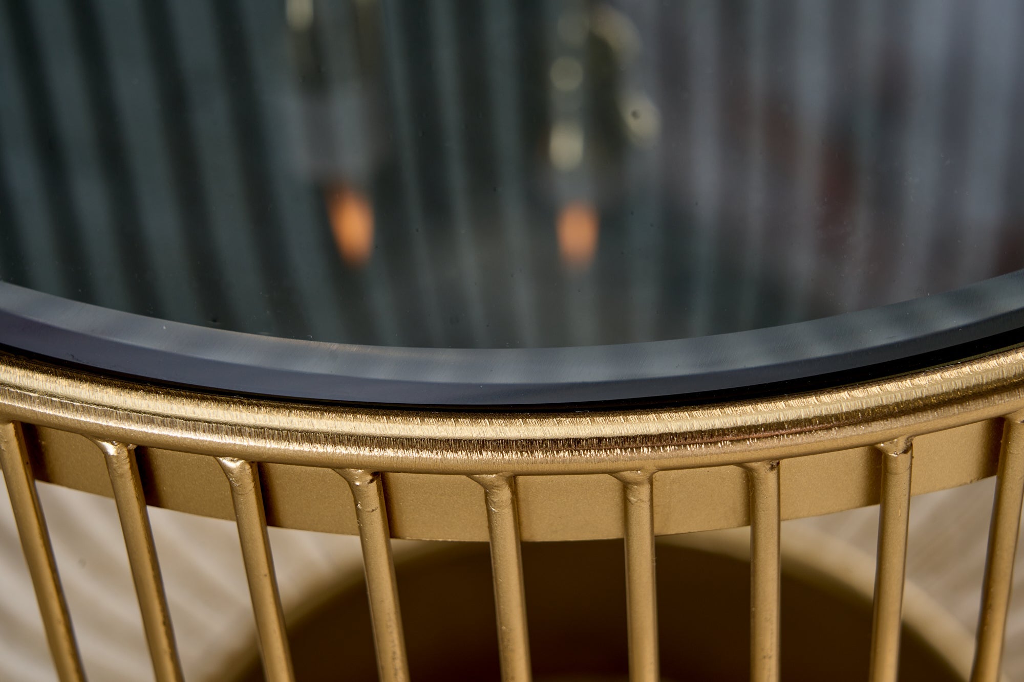 Table d'appoint design filigrane VARIATION 50cm métal doré ronde verre noir fait main