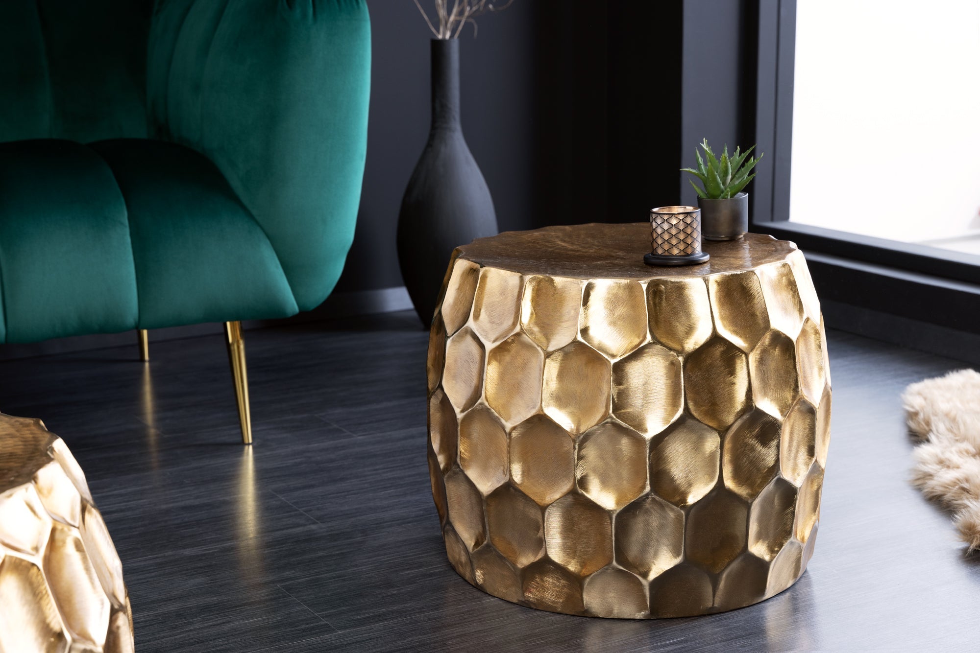 ORGANIC ORIENT Mesilla de noche redonda de 55 cm en metal dorado martillado hecho a mano