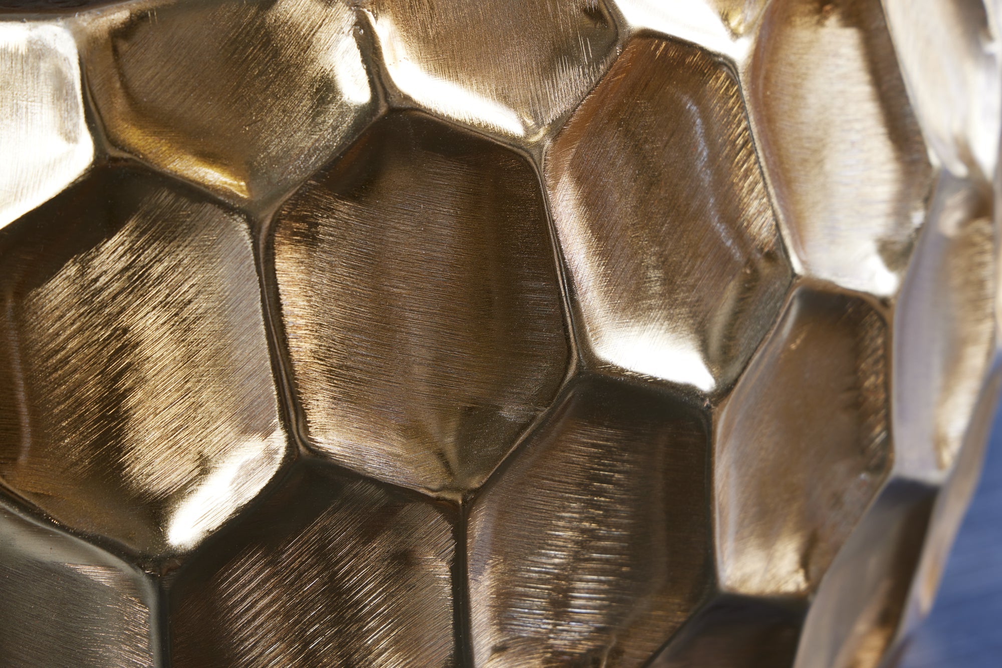 ORGANIC ORIENT Mesilla de noche redonda de 55 cm en metal dorado martillado hecho a mano