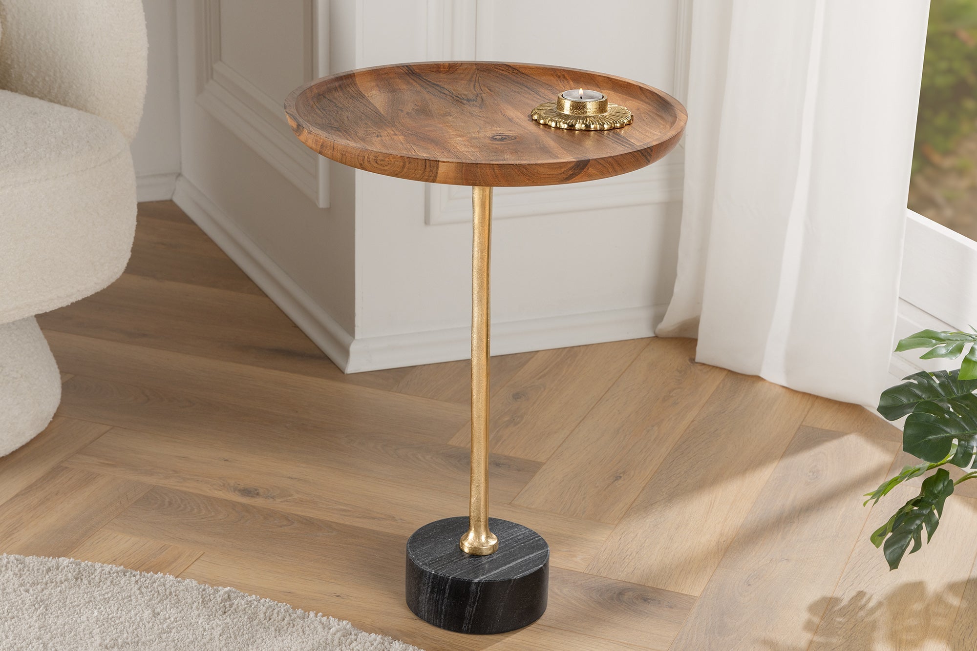 Mesa auxiliar de diseño TRAYFUL 55cm madera maciza de acacia redonda base de mármol negro dorado