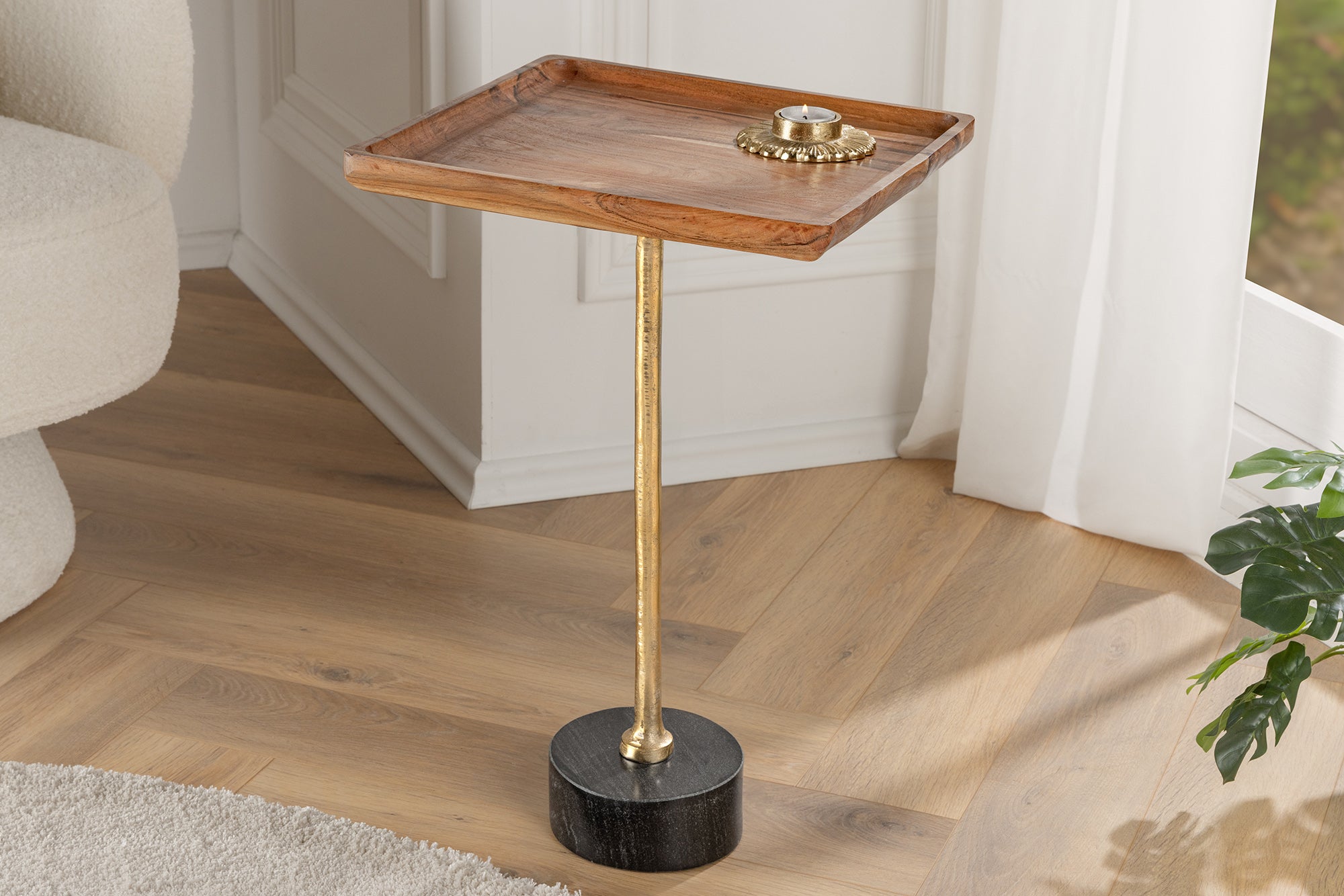 Mesa auxiliar de diseño TRAYFUL 55cm madera maciza de acacia natural base de mármol negro metal dorado