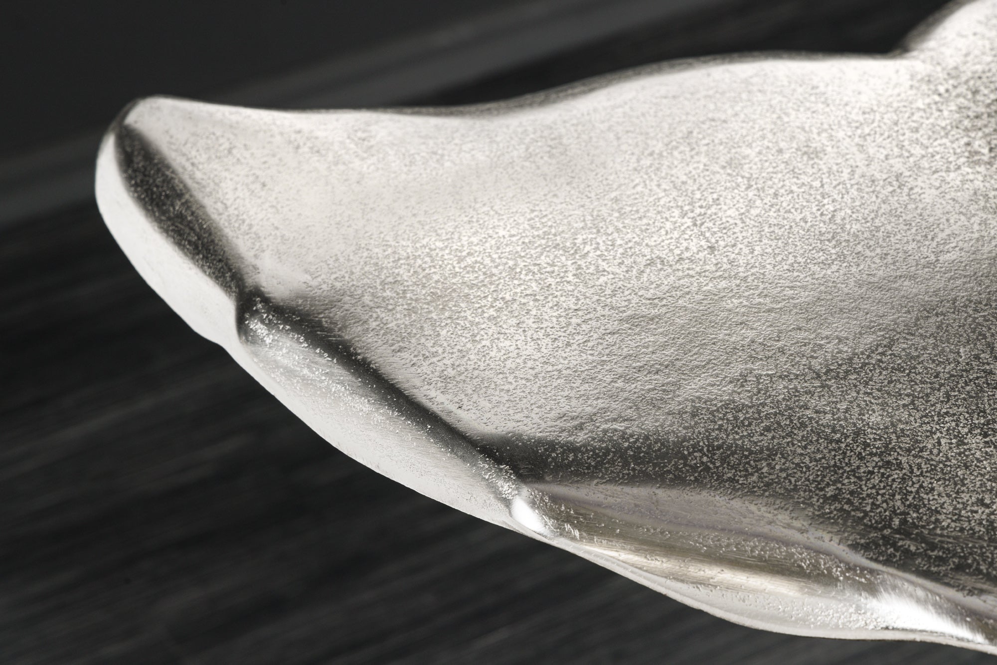 WILDLIFE mesa auxiliar diseño aleta de ballena 60cm metal plateado hecha a mano