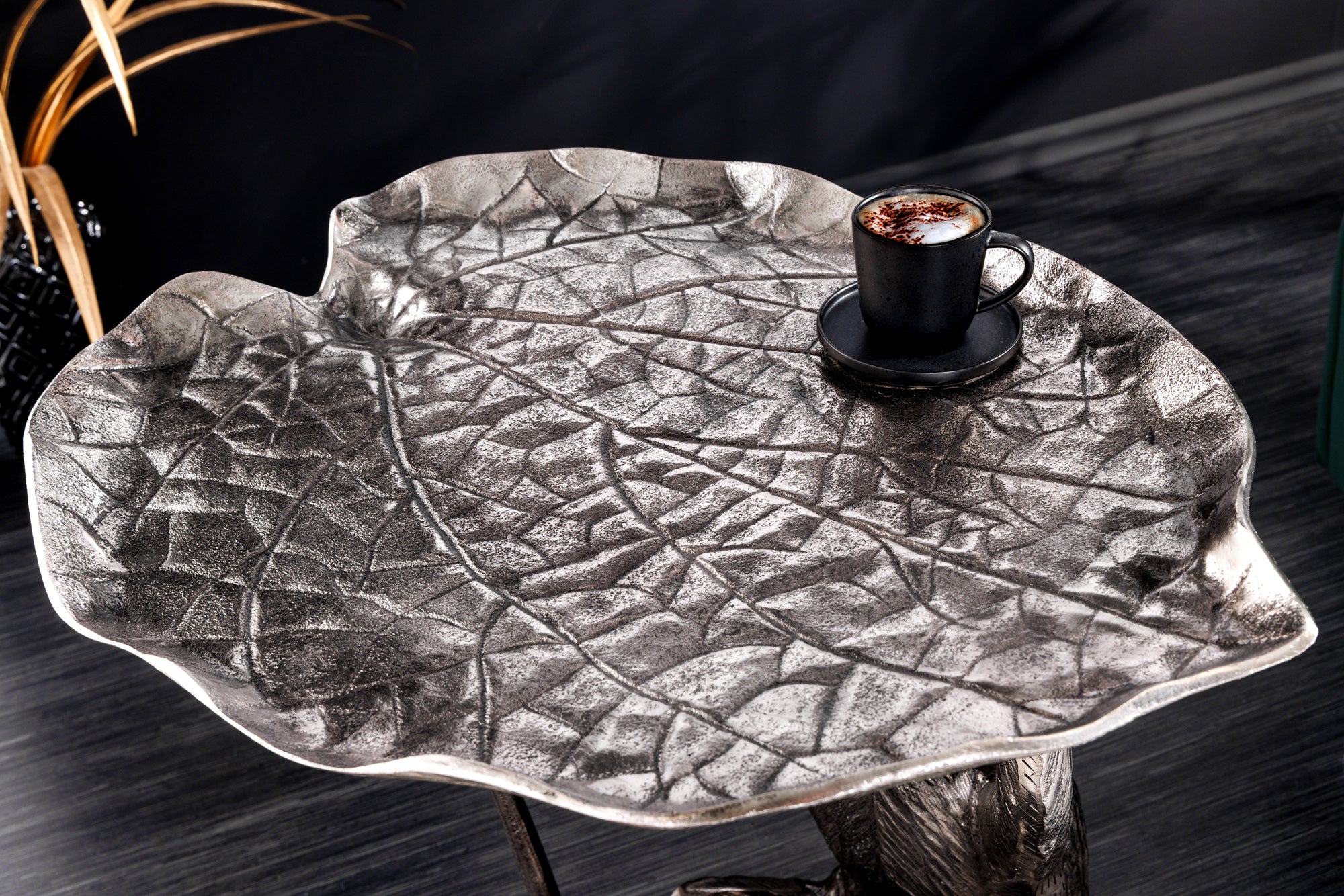 WILDLIFE MONKEY Mesa auxiliar de metal plateado de 60cm hecha a mano