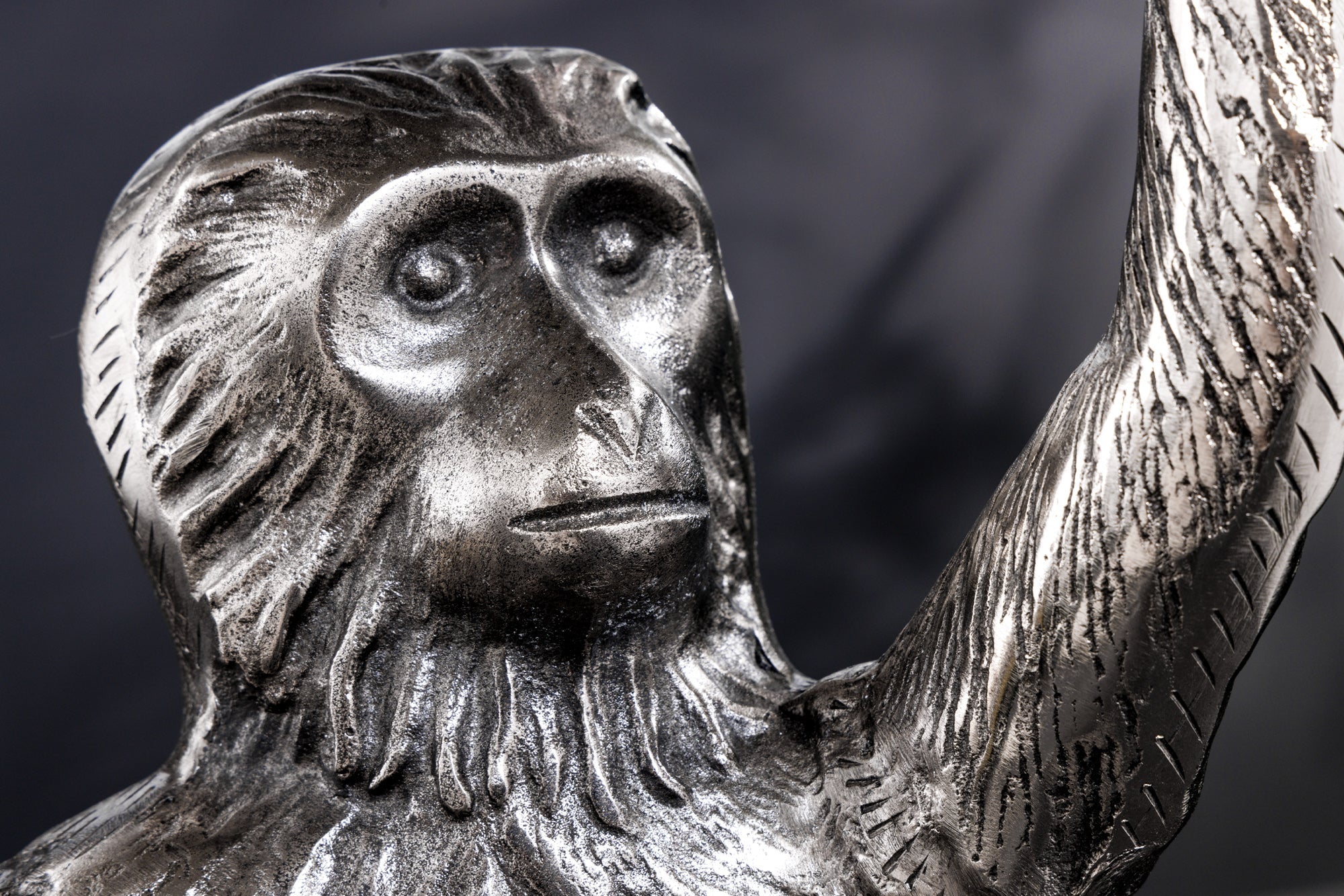 WILDLIFE MONKEY Mesa auxiliar de metal plateado de 60cm hecha a mano