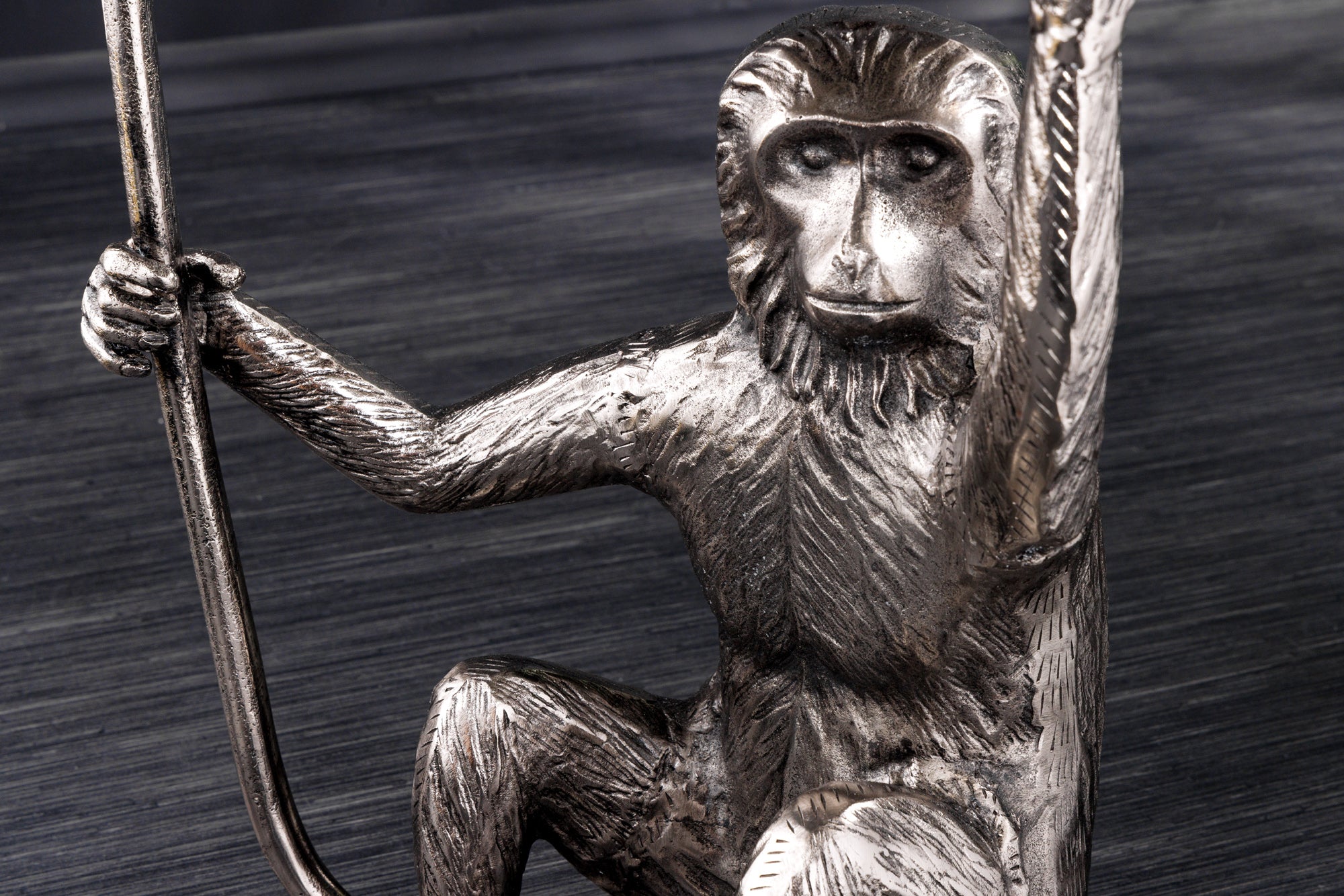 WILDLIFE MONKEY Mesa auxiliar de metal plateado de 60cm hecha a mano