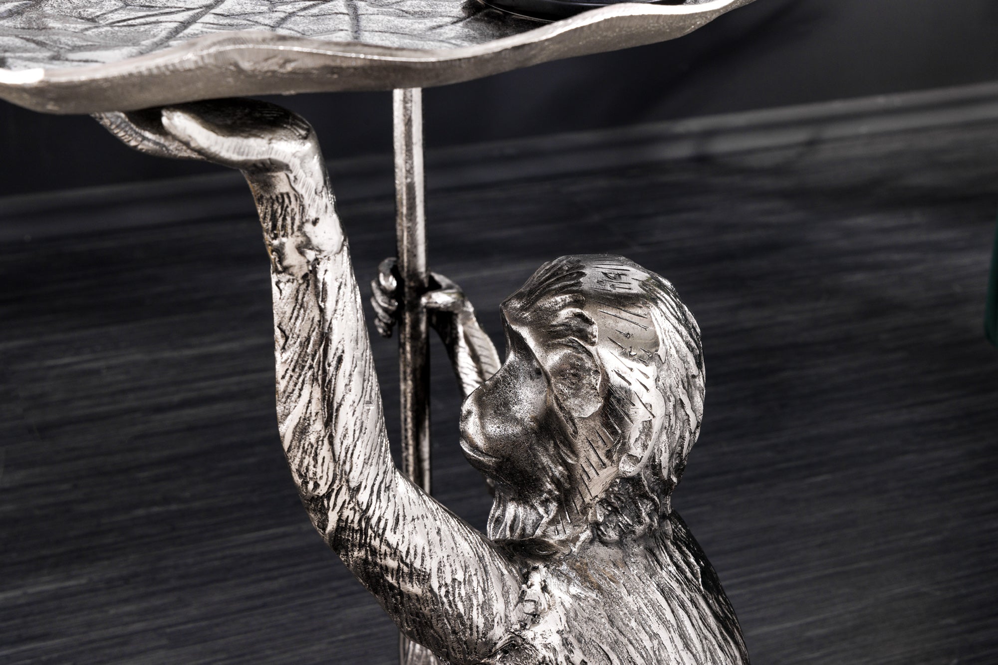 WILDLIFE MONKEY Mesa auxiliar de metal plateado de 60cm hecha a mano