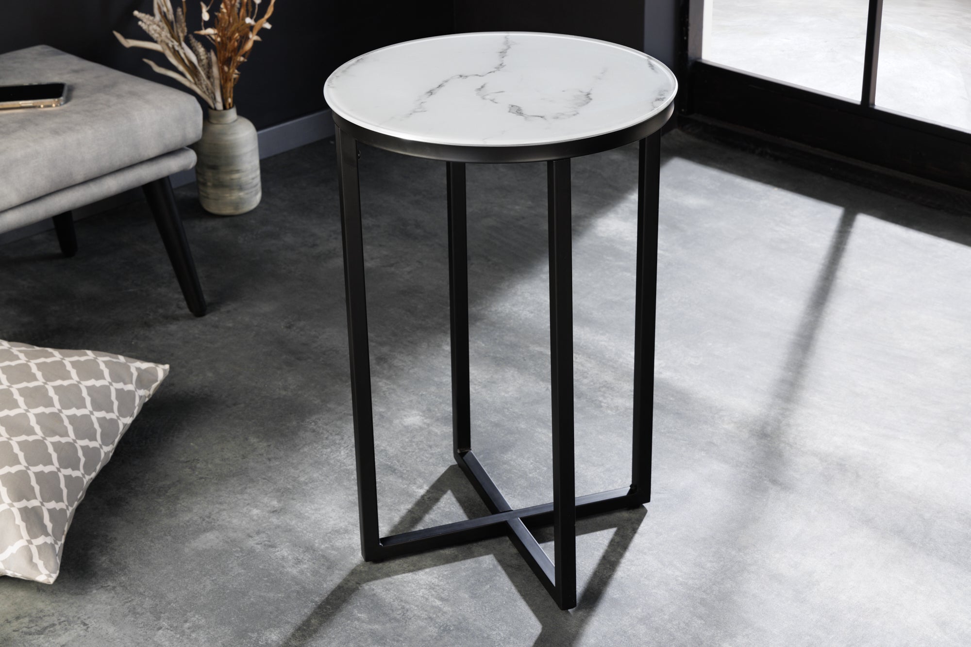Elegante mesa auxiliar BOUTIQUE 40cm redonda blanca de cristal con decoración de mármol y marco negro