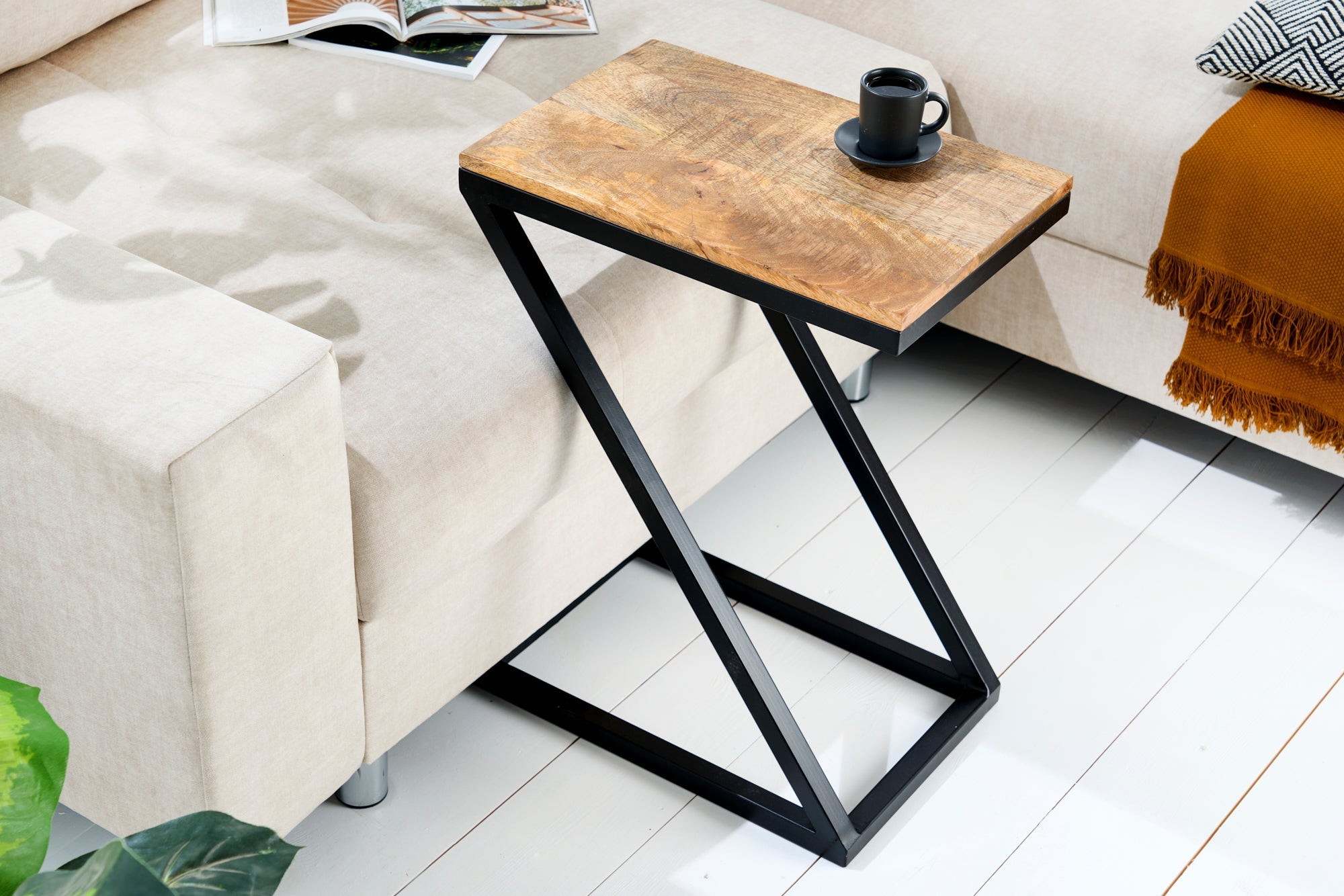 BUTLER Mesa auxiliar de madera maciza de 60 cm en madera de mango natural hecha a mano Mesa para portátil de metal negro