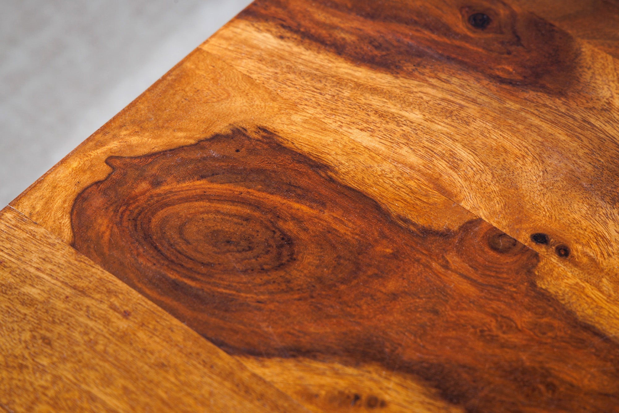 CONCIERGE Mesa auxiliar de madera maciza de 60 cm con acabado en piedra Sheesham marrón y espacio de almacenamiento