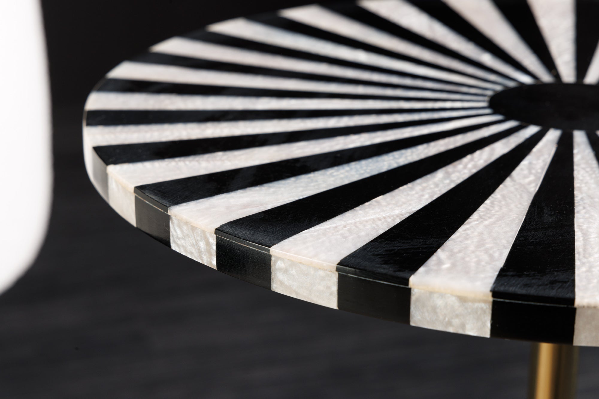 Table d'appoint en marqueterie d'os HARMONY NATURE 55 cm noir blanc incrustation artisanale