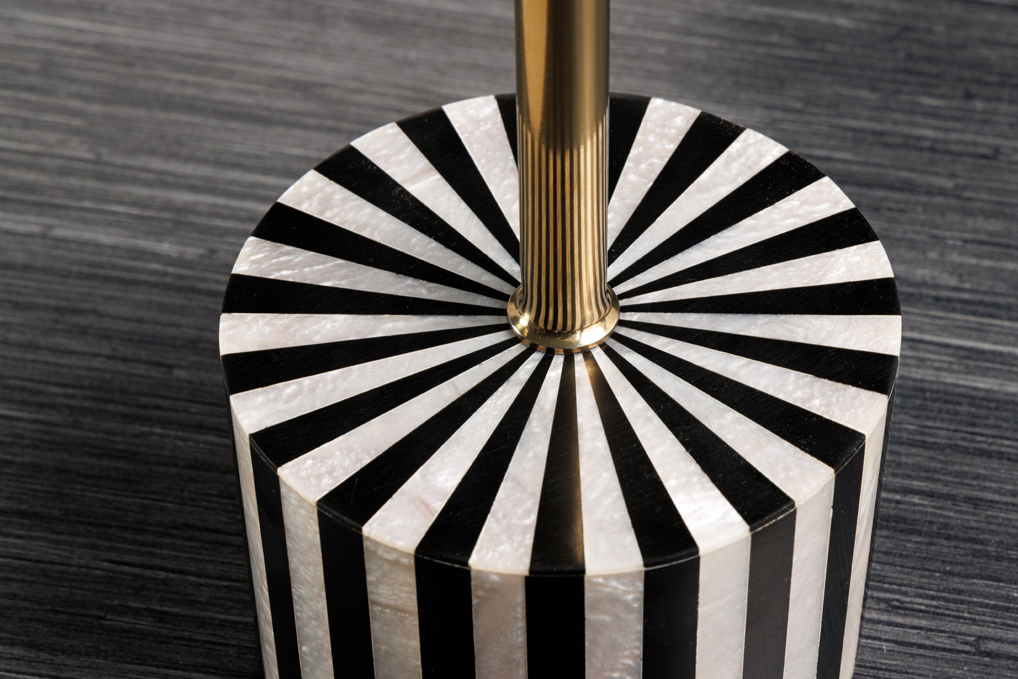 Table d'appoint en marqueterie d'os HARMONY NATURE 55 cm noir blanc incrustation artisanale
