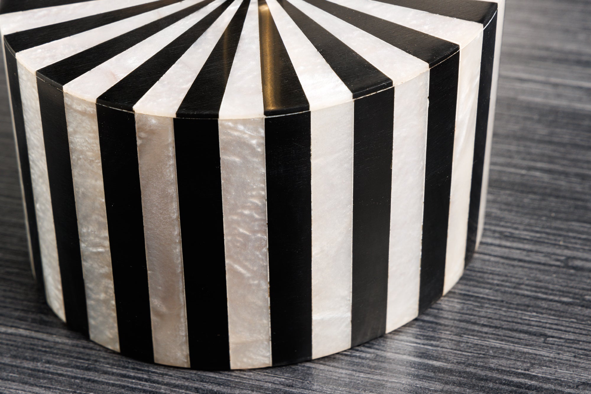 Table d'appoint en marqueterie d'os HARMONY NATURE 55 cm noir blanc incrustation artisanale
