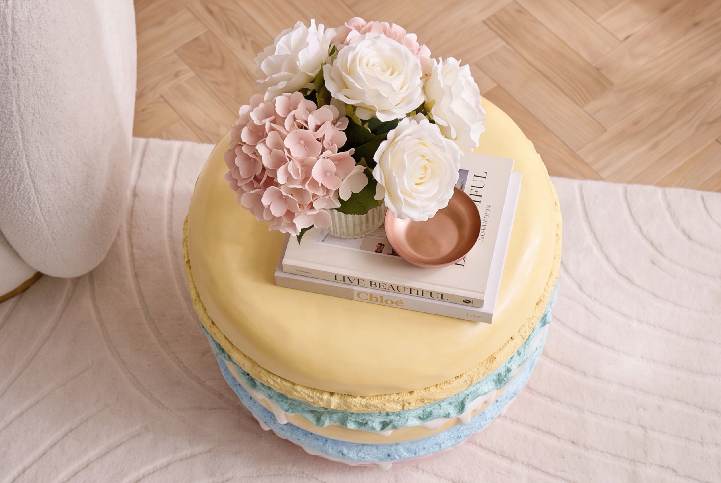 Table d’appoint extraordinaire MACARONS 50cm jaune rose en fibre de verre ronde fait main
