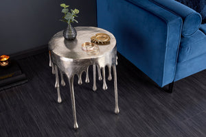 Table d’appoint extravagante LIQUID LINE 50cm argent design larme métal aluminium ronde