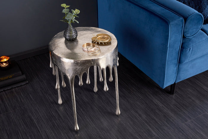 Table d’appoint extravagante LIQUID LINE 50cm argent design larme métal aluminium ronde