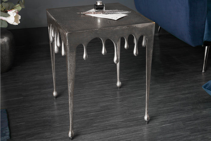 Table d’appoint extravagante LIQUID LINE S 34cm design en forme de larme argentée