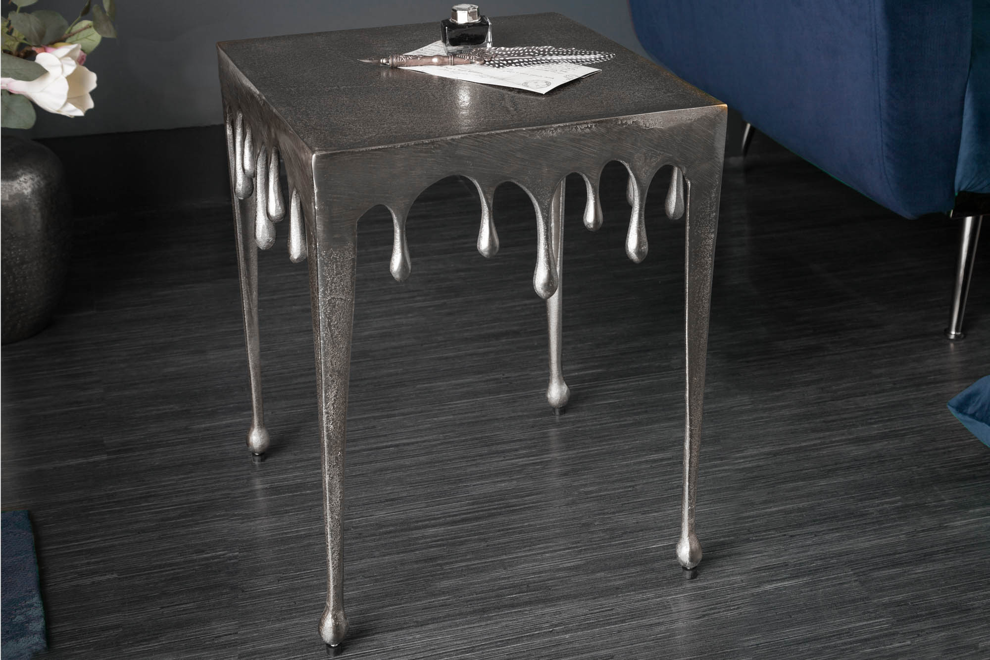 Extravagante mesa auxiliar LIQUID LINE S 34cm diseño gota de plata