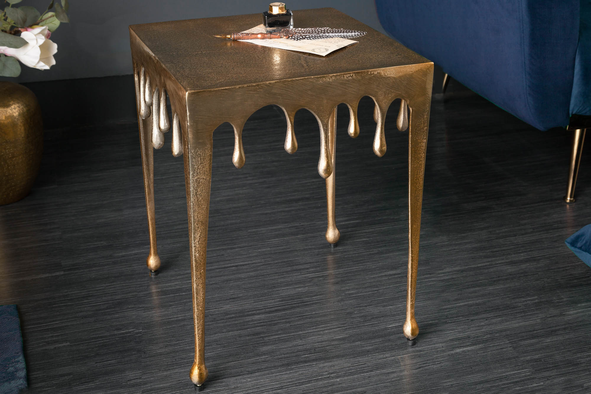 Extravagante mesa auxiliar LIQUID LINE S 34cm gota de oro