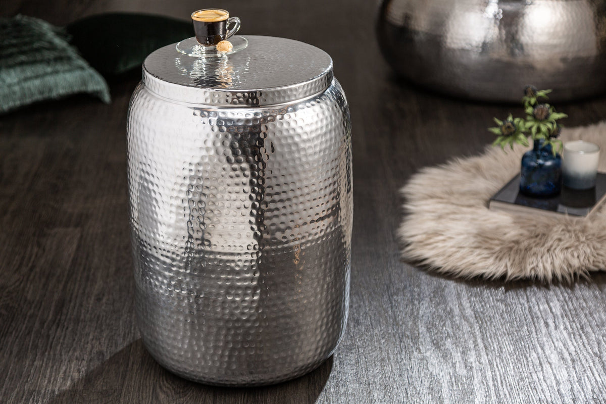Table d’appoint faite main ORIENT STORAGE 50cm design martelé en argent avec espace de rangement rond