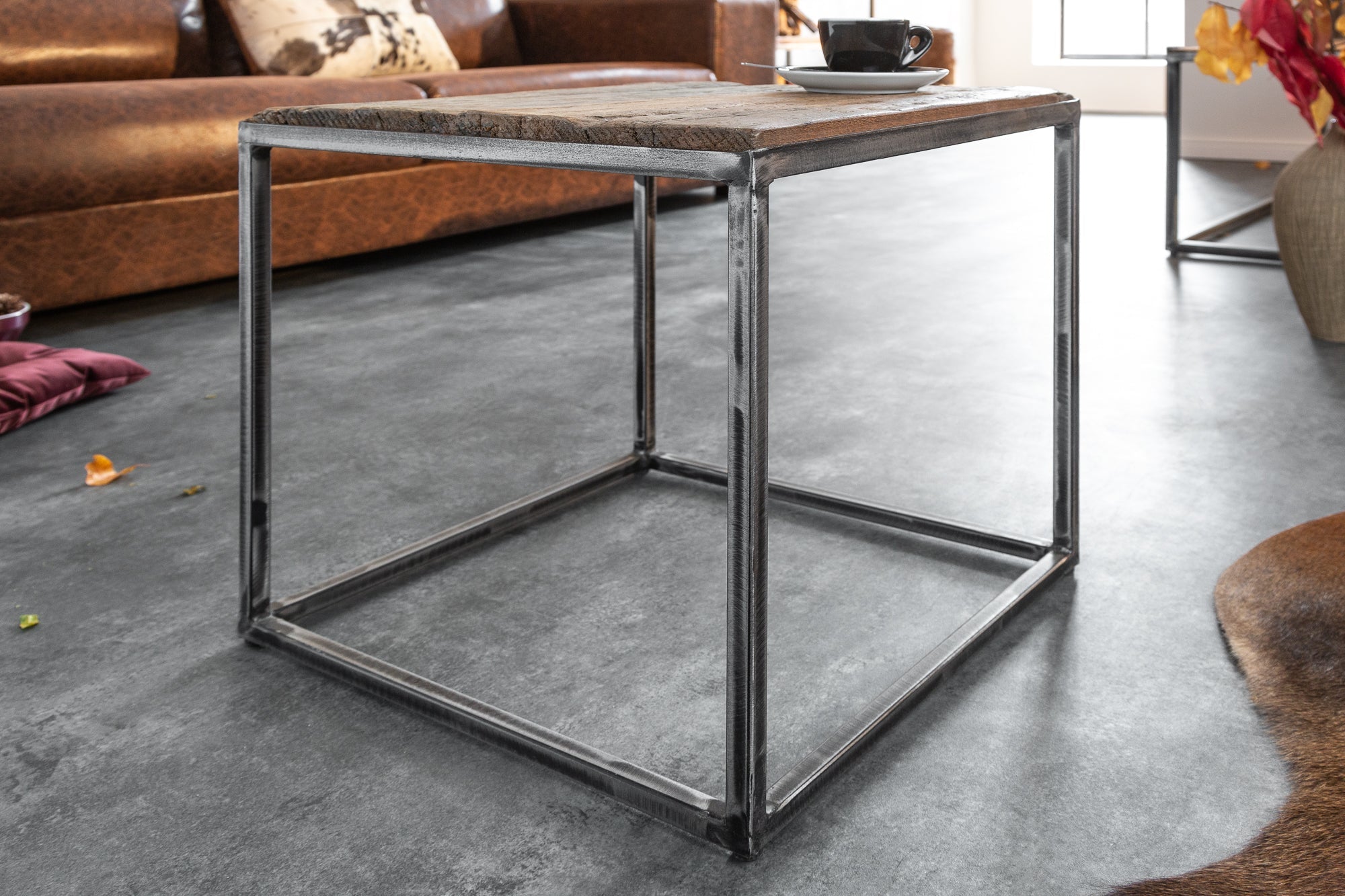 BARRACUDA Mesa auxiliar industrial de madera maciza recuperada de 40 cm con patas curvadas