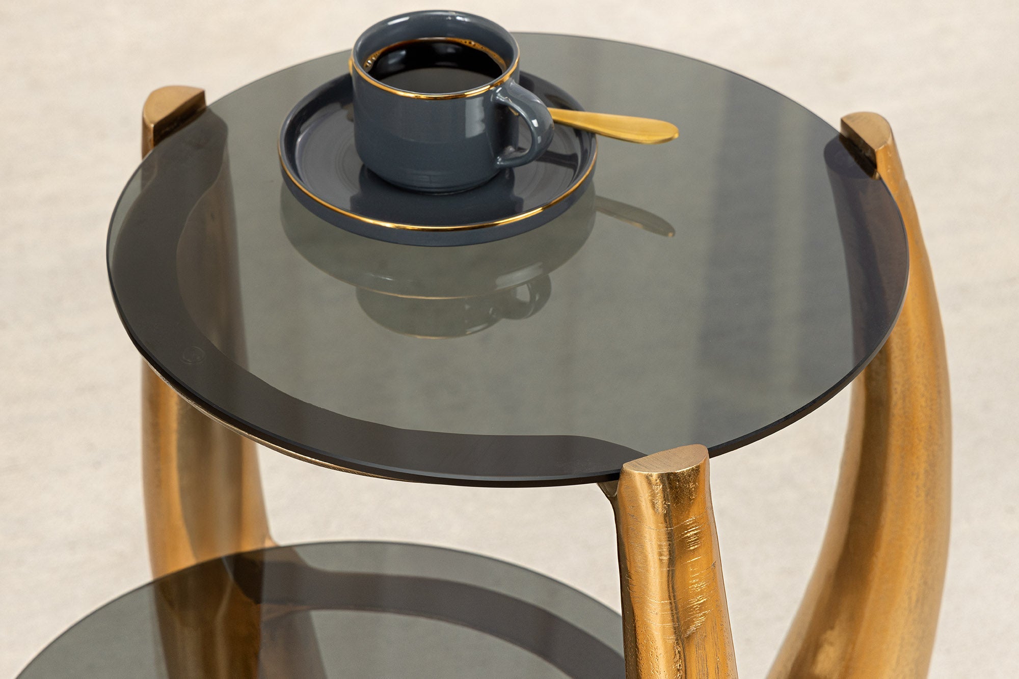 Table d'appoint LEVELS 50 cm en métal noir, verre noir antique, fait main