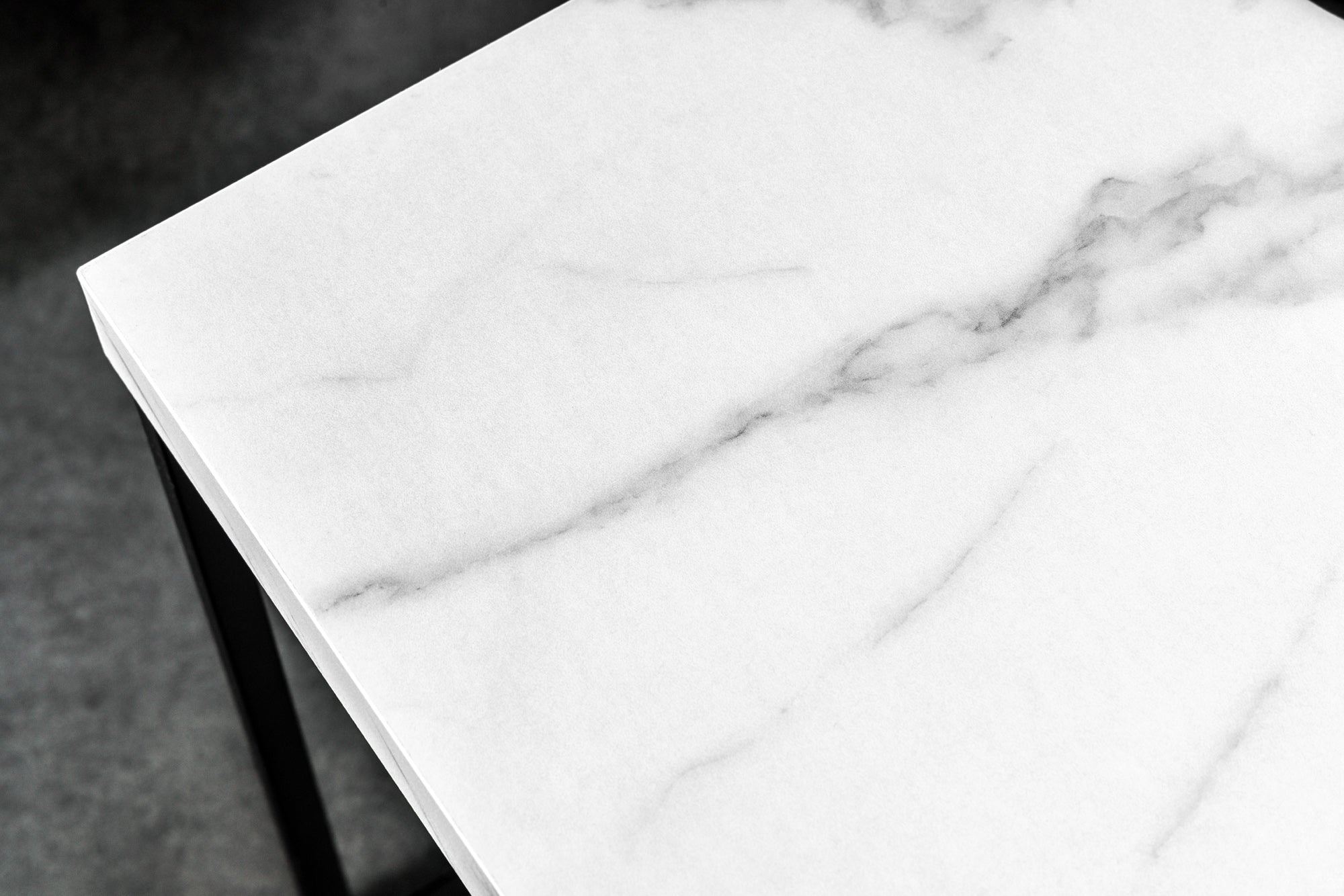 ARQUITECTURA mesa auxiliar moderna 45cm diseño mármol blanco estructura metálica