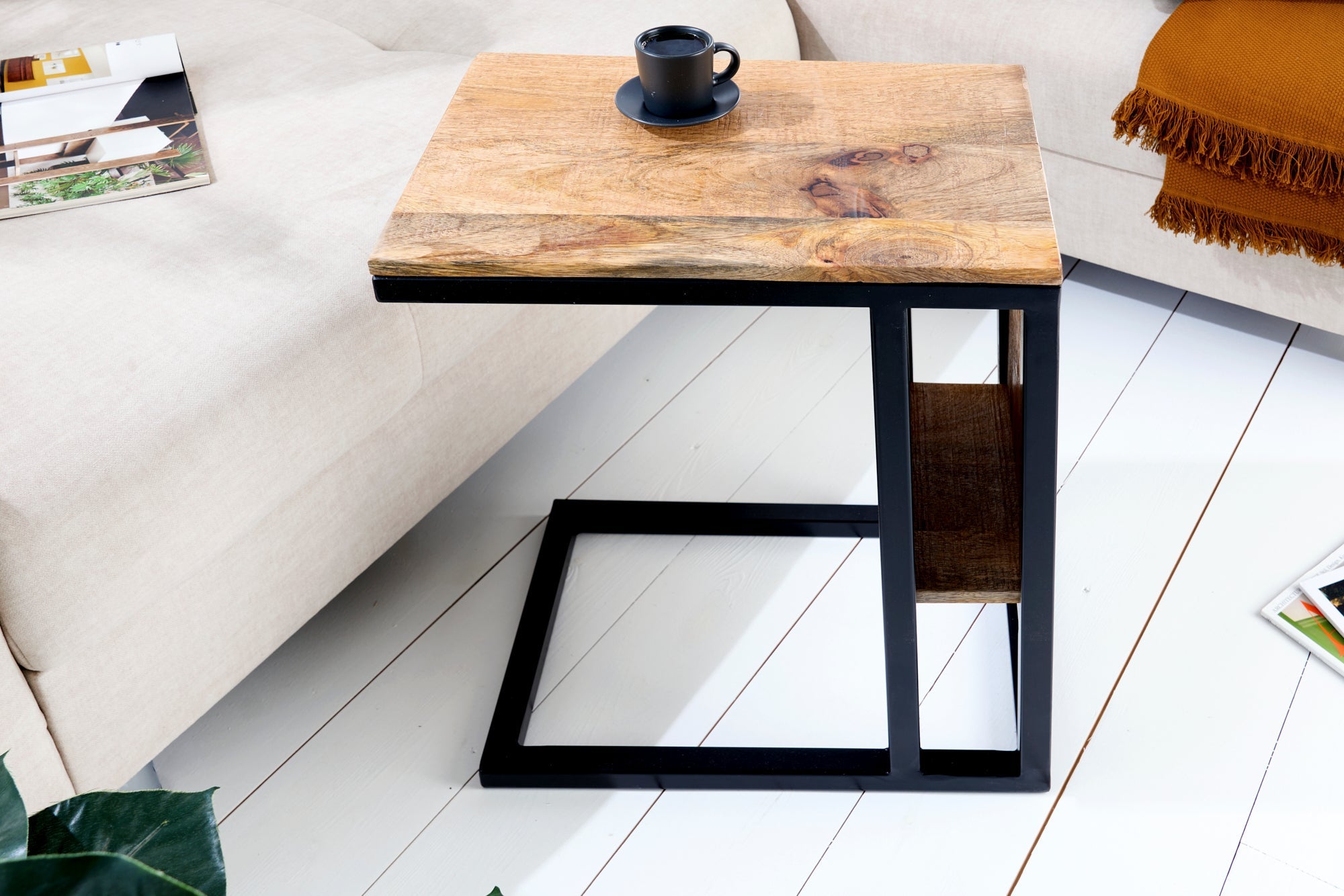 CONCIERGE Mesa auxiliar moderna de 60 cm en madera de mango natural con espacio de almacenamiento y estructura metálica