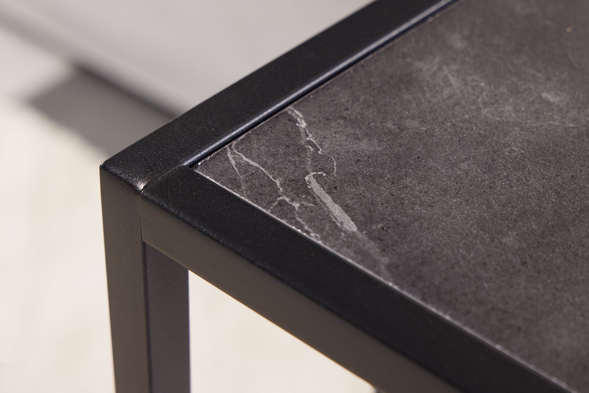 SLIM LINE Mesa auxiliar moderna de 65 cm en metal grafito para ordenador portátil
