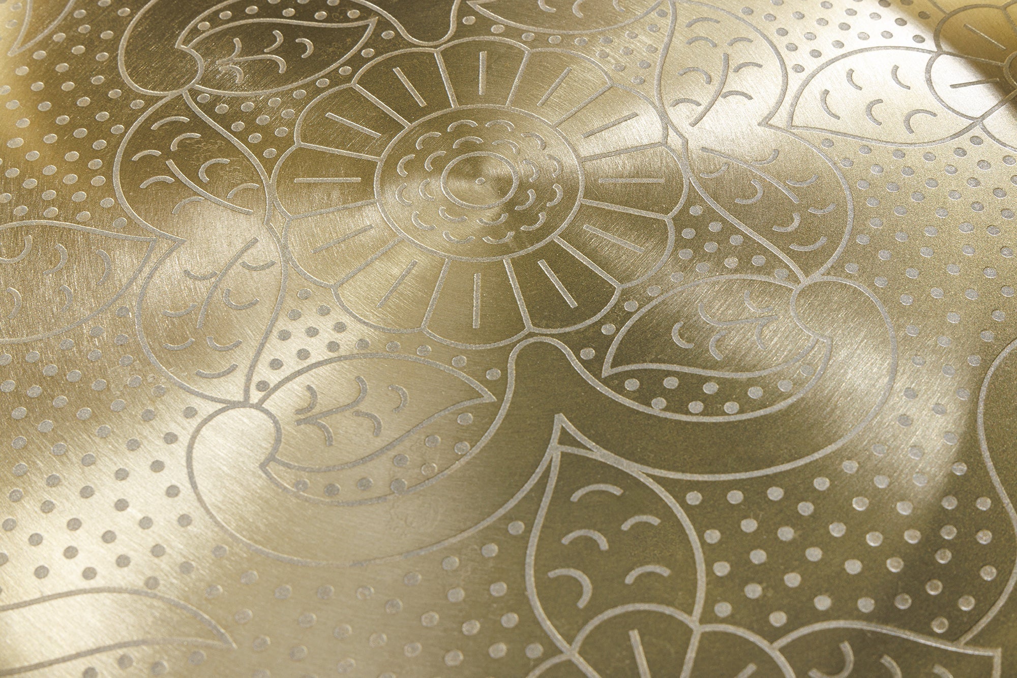 CASABLANCA Mesa auxiliar redonda de 50 cm de latón dorado con tablero extraíble de diseño martillado
