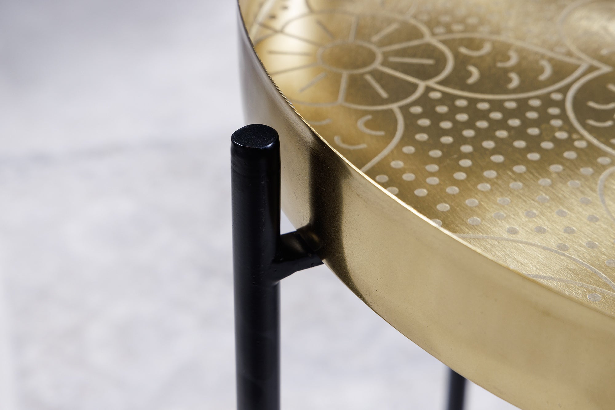 CASABLANCA Mesa auxiliar redonda de 50 cm de latón dorado con tablero extraíble de diseño martillado