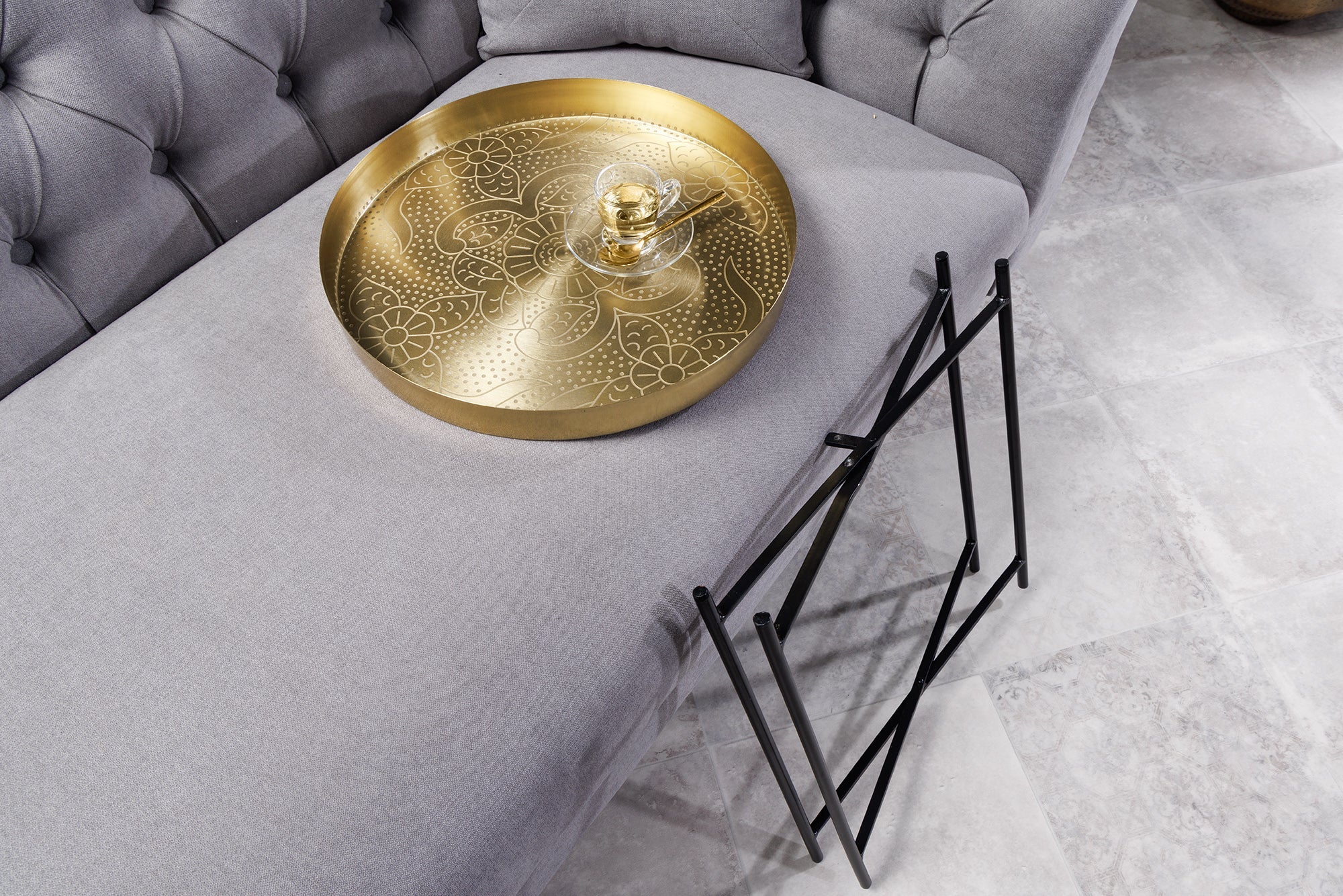 CASABLANCA Mesa auxiliar redonda de 50 cm de latón dorado con tablero extraíble de diseño martillado