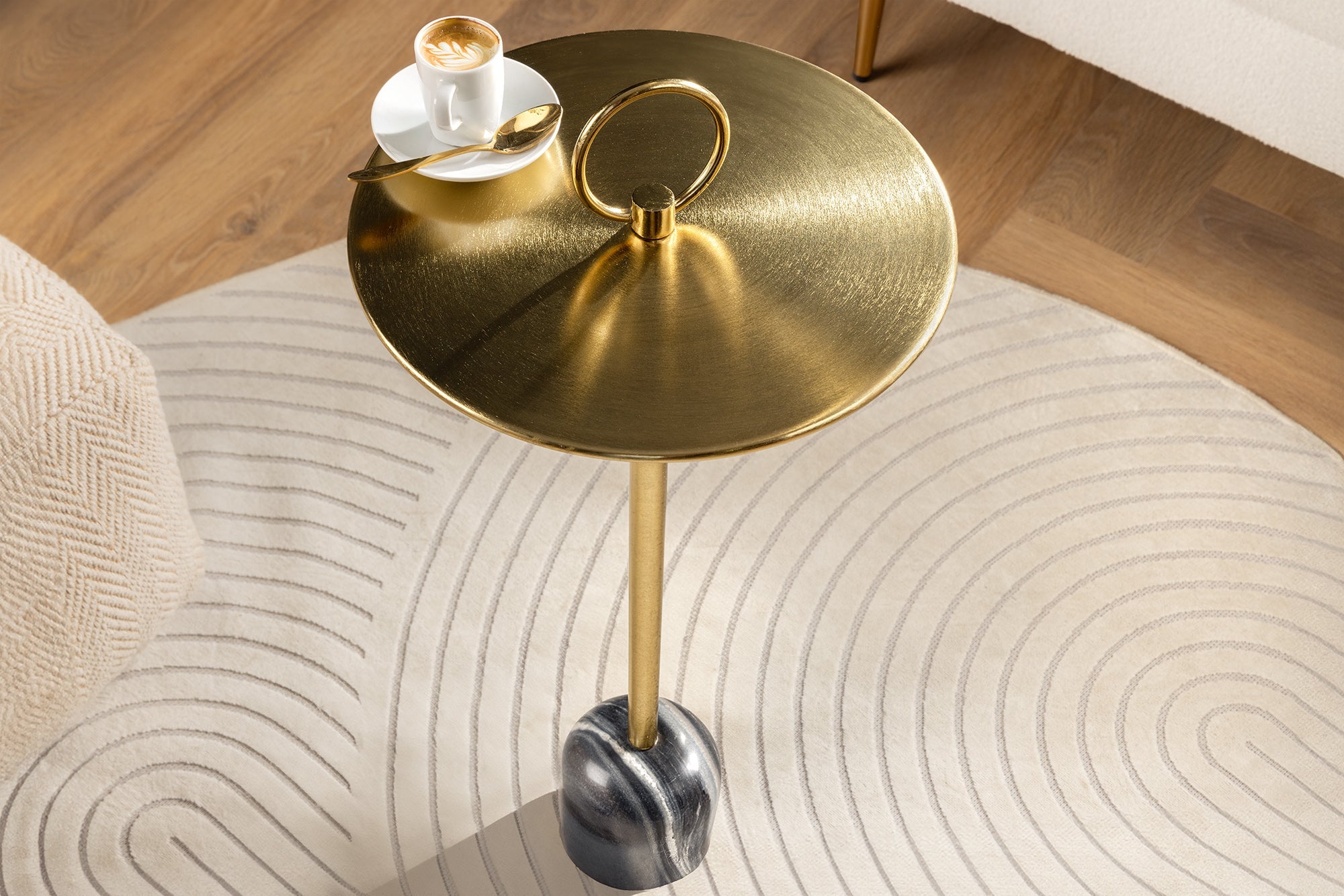 ELEGANCE Mesa auxiliar redonda de 60 cm de hierro dorado y mármol artesanal